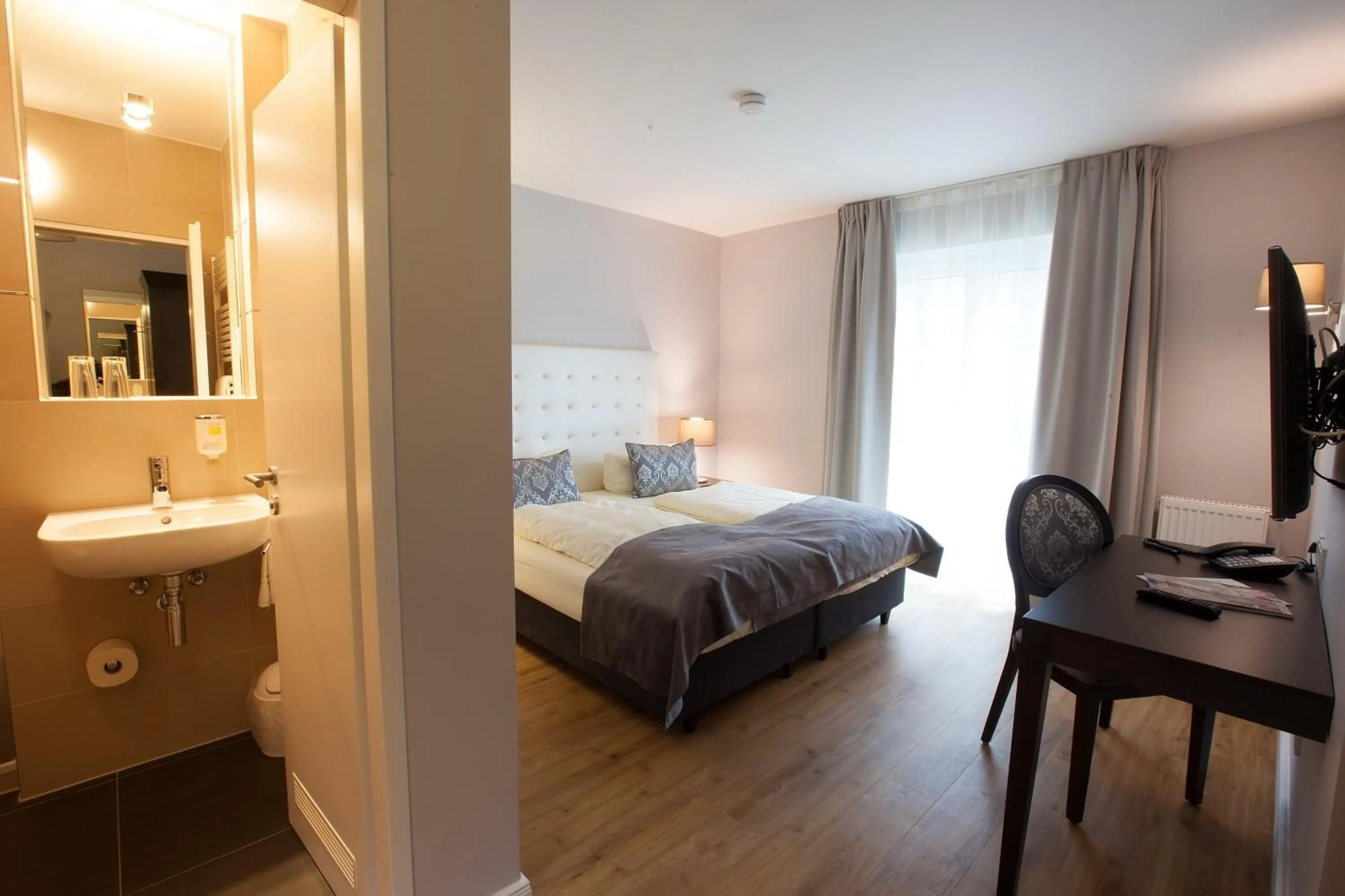 Day, Bed in Hotel Rheinischer Hof Bad Soden