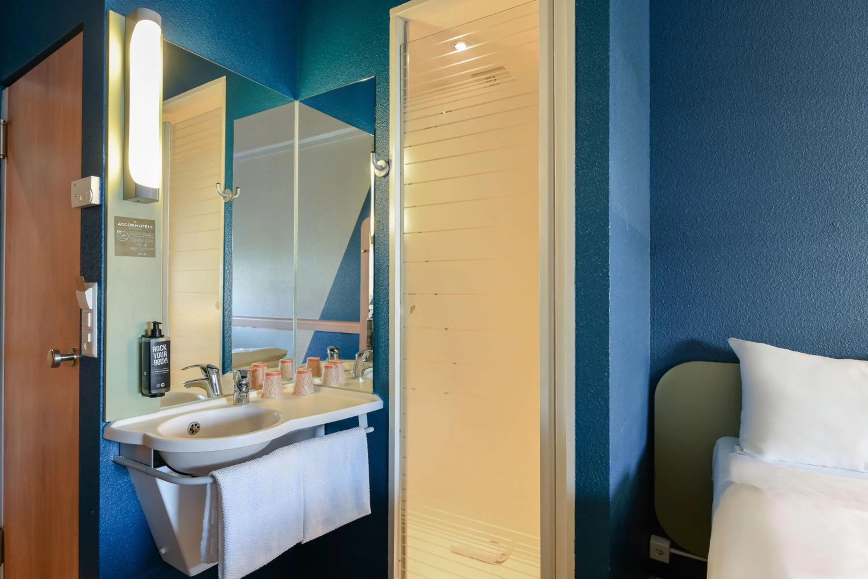 Shower, Bed in ibis budget Hotel Luzern City