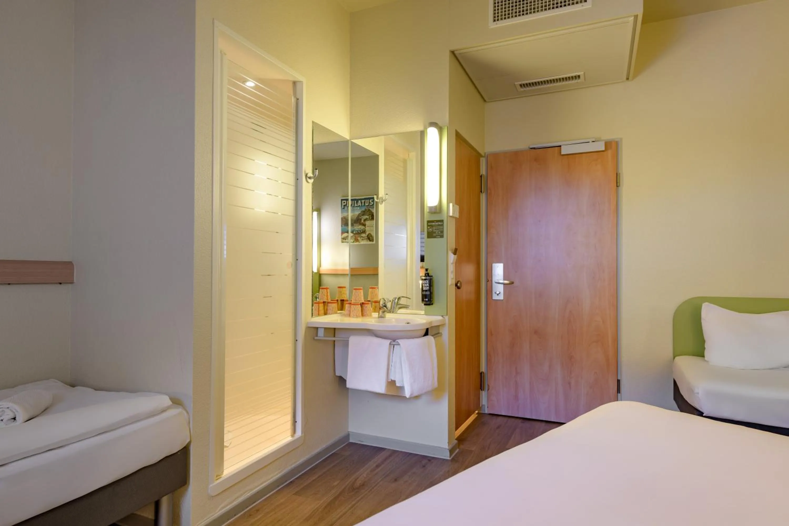 Shower, Bed in ibis budget Hotel Luzern City