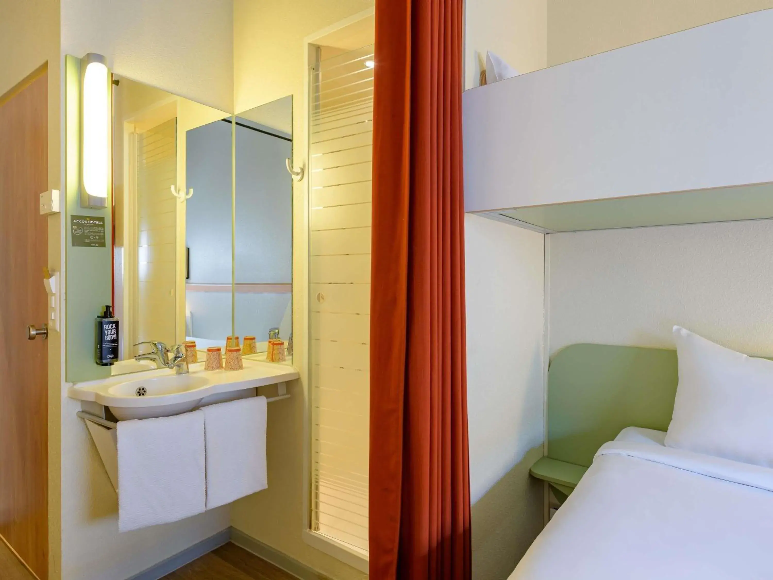 Bedroom, Bed in ibis budget Hotel Luzern City Bedroom, Bed in ibis budget Hotel Luzern City