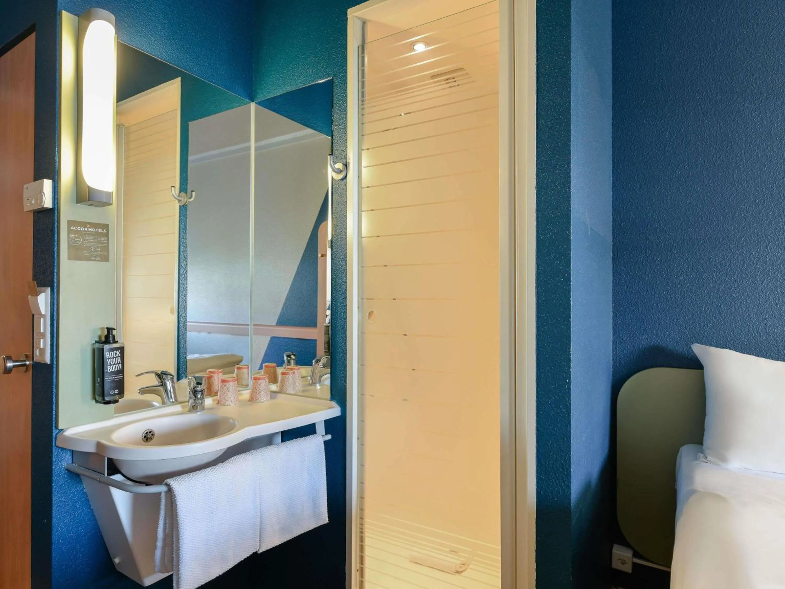 Bedroom, Bed in ibis budget Hotel Luzern City