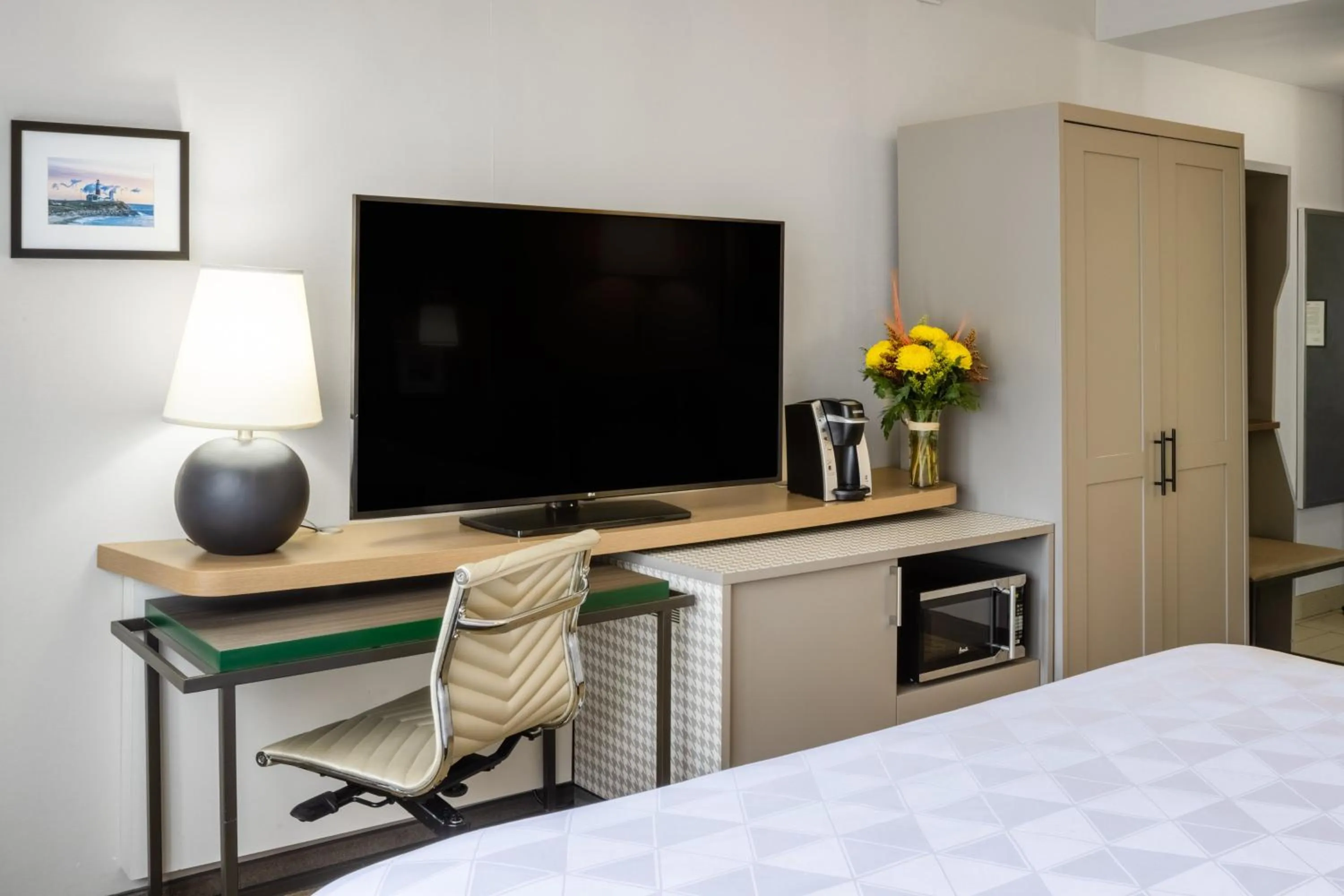 Bedroom, Bed in Holiday Inn - Long Island - ISLIP Arpt East by IHG
