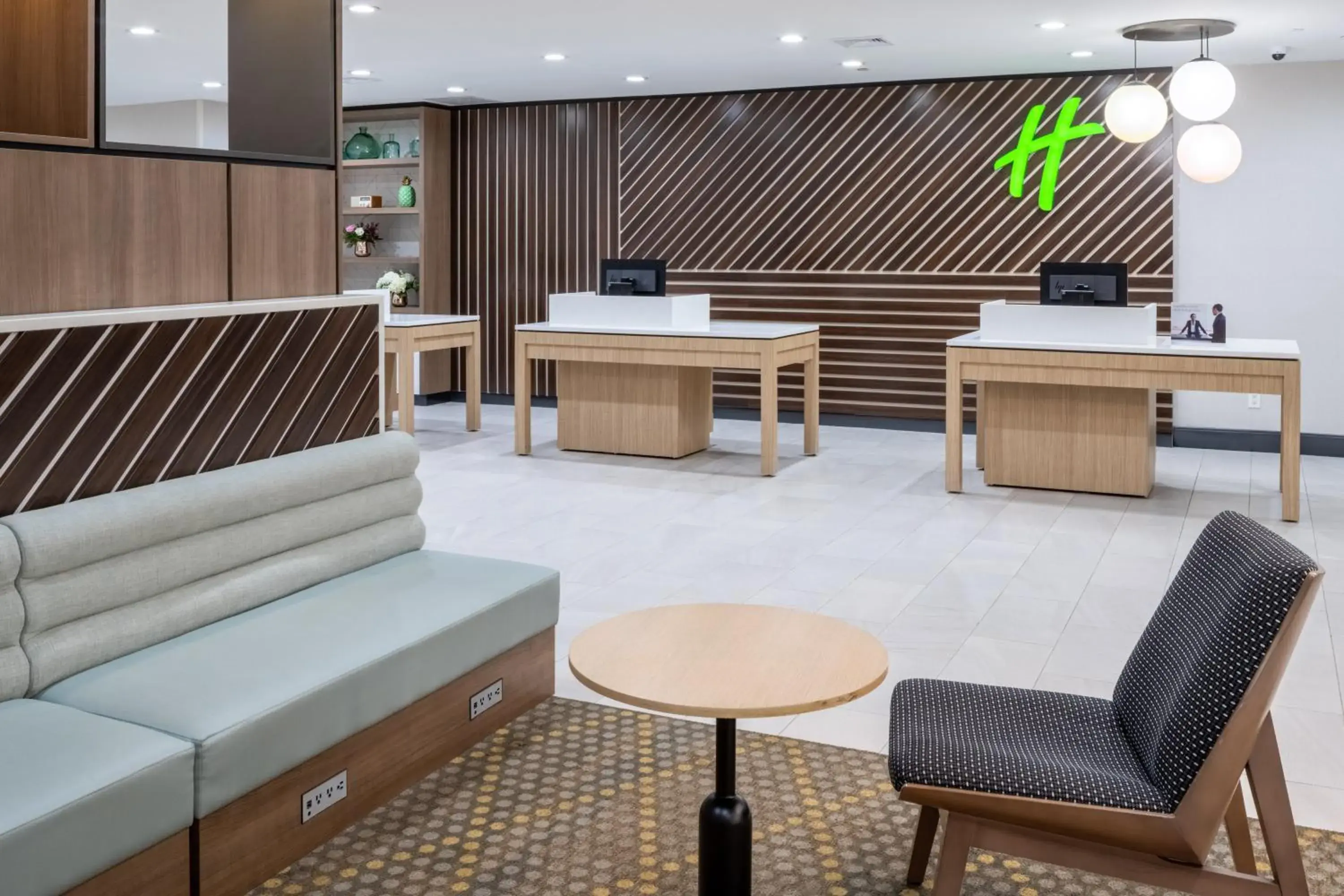 Property building in Holiday Inn - Long Island - ISLIP Arpt East by IHG Property building in Holiday Inn - Long Island - ISLIP Arpt East by IHG