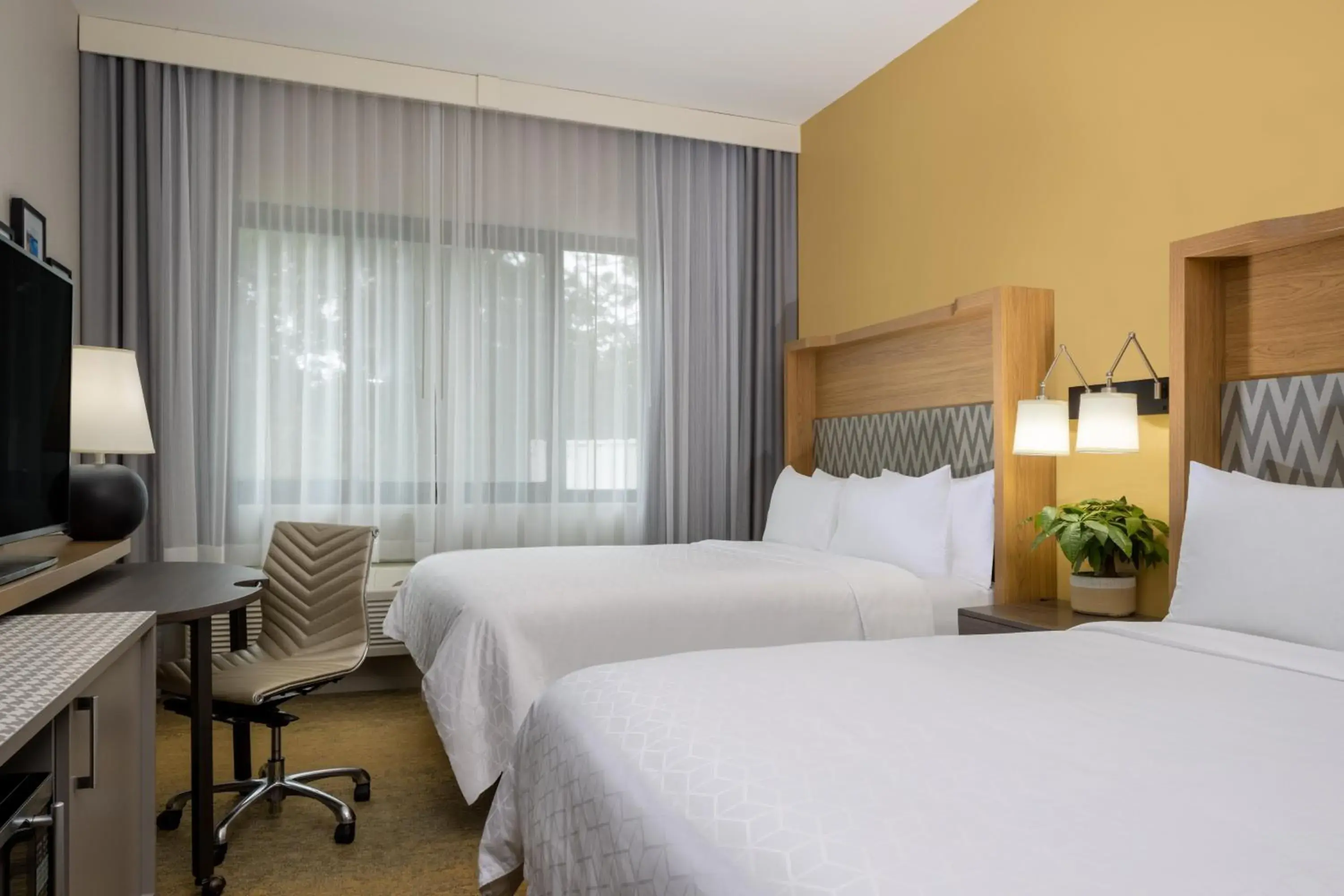 Queen Room - Mobility Access/Hearing Accessible in Holiday Inn - Long Island - ISLIP Arpt East by IHG Queen Room - Mobility Access/Hearing Accessible in Holiday Inn - Long Island - ISLIP Arpt East by IHG