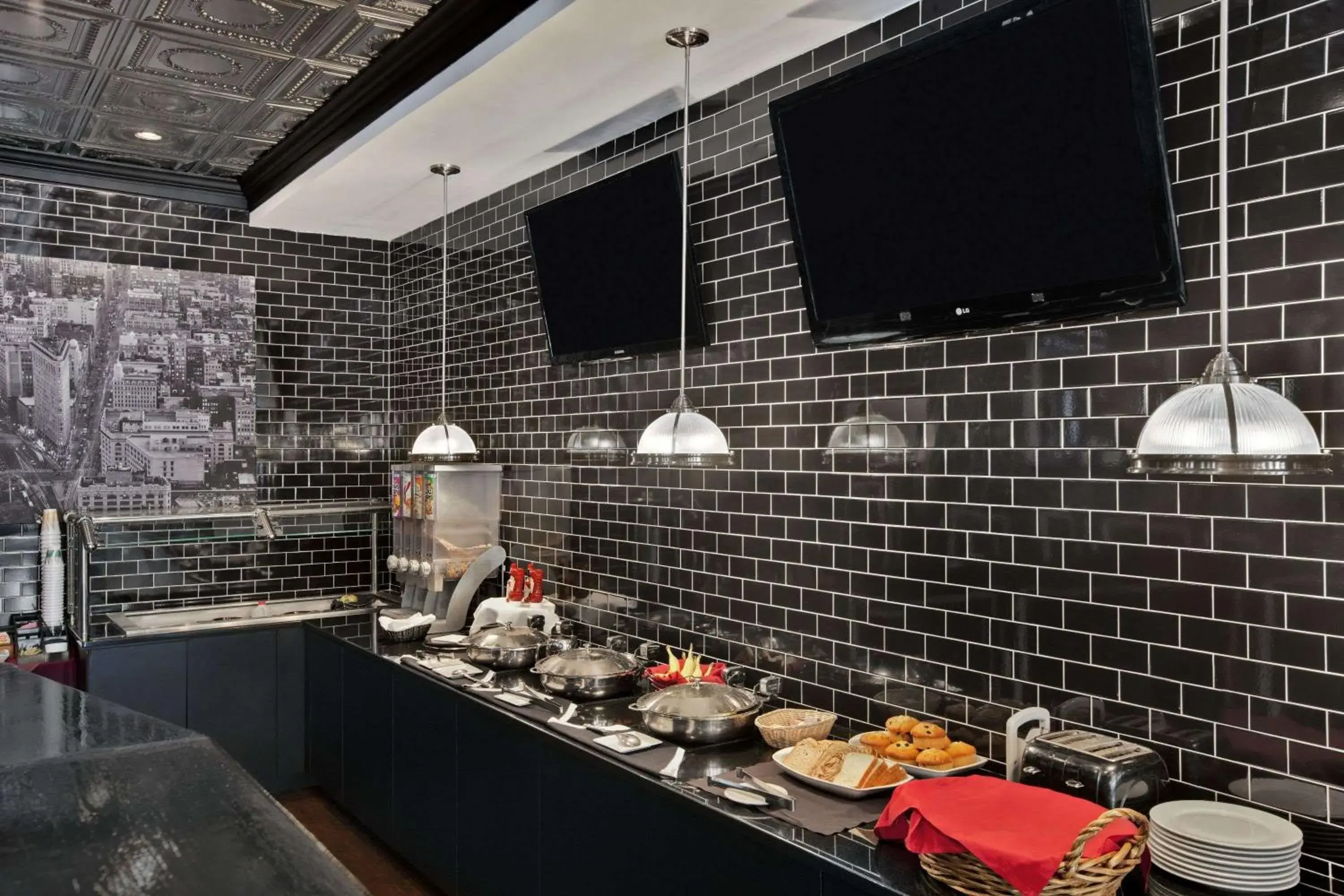 Food and drinks in Holiday Inn - Long Island - ISLIP Arpt East by IHG Food and drinks in Holiday Inn - Long Island - ISLIP Arpt East by IHG