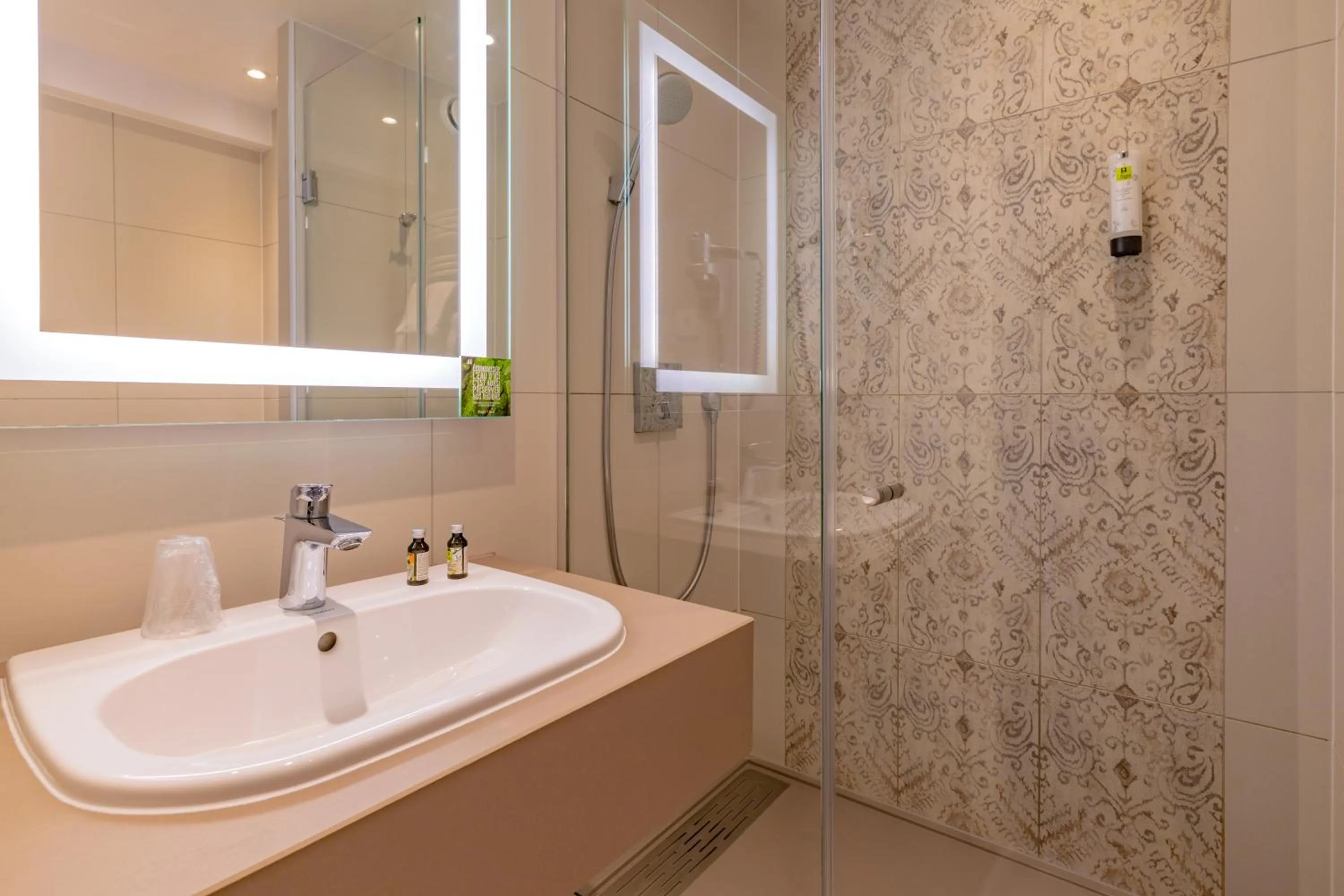 Bathroom in Hôtel de l'Isle - L'Isle d'Abeau