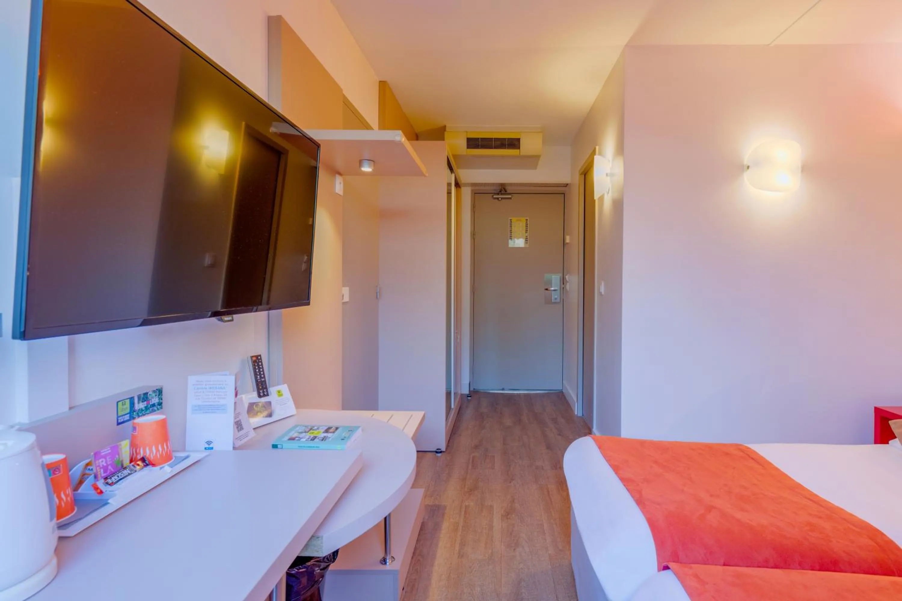 Bed in Hôtel de l'Isle - L'Isle d'Abeau