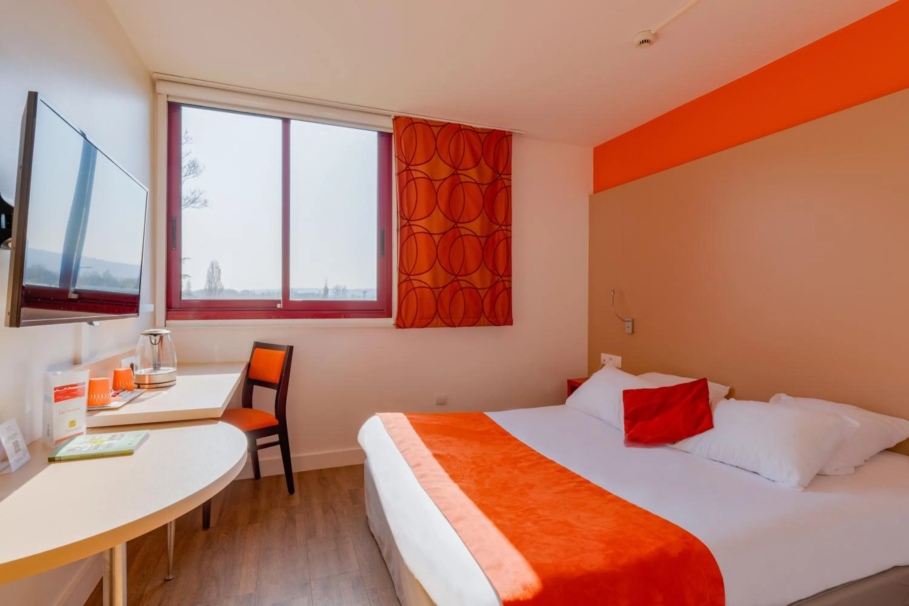 Bed in Hôtel de l'Isle - L'Isle d'Abeau