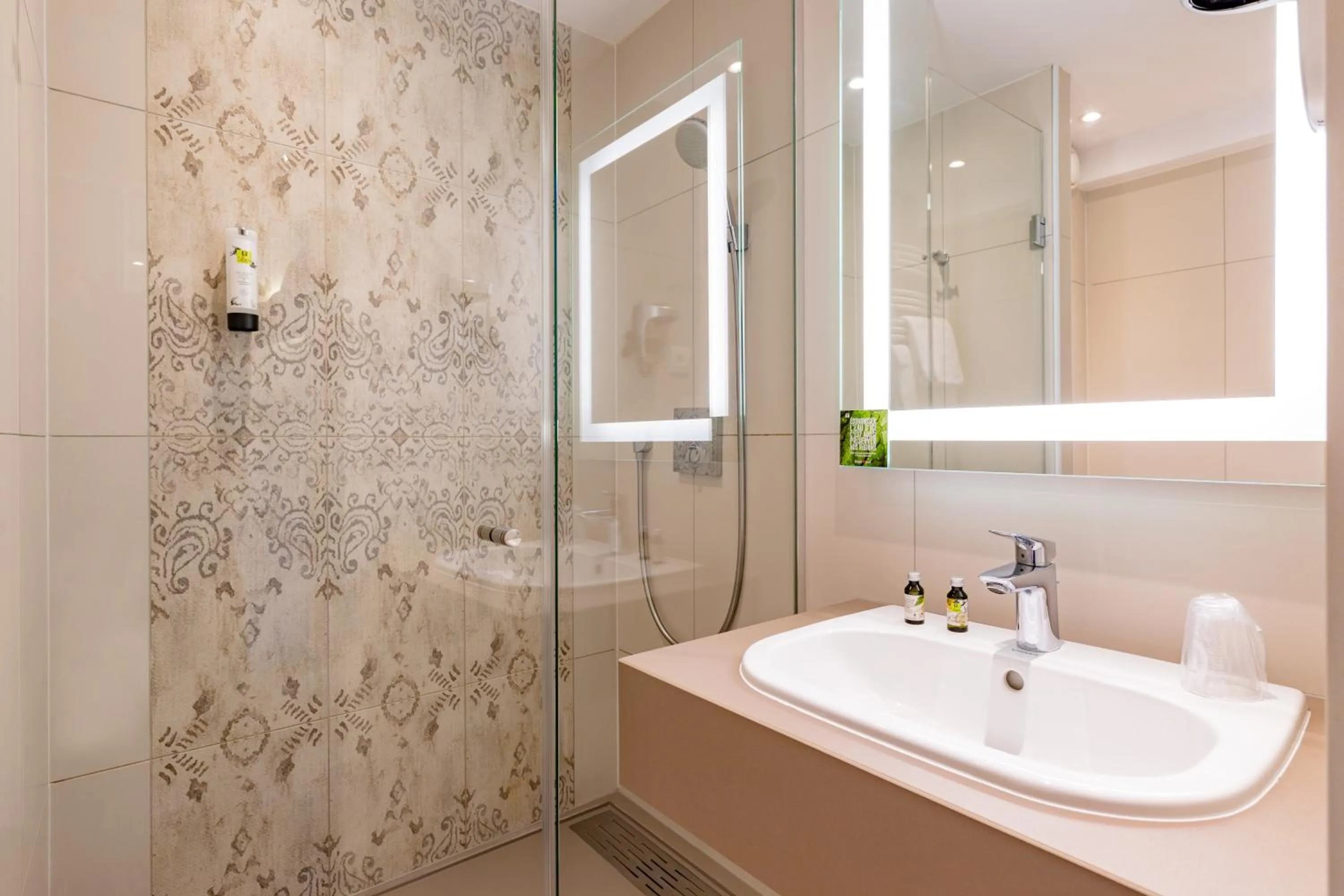 Bathroom in Hôtel de l'Isle - L'Isle d'Abeau