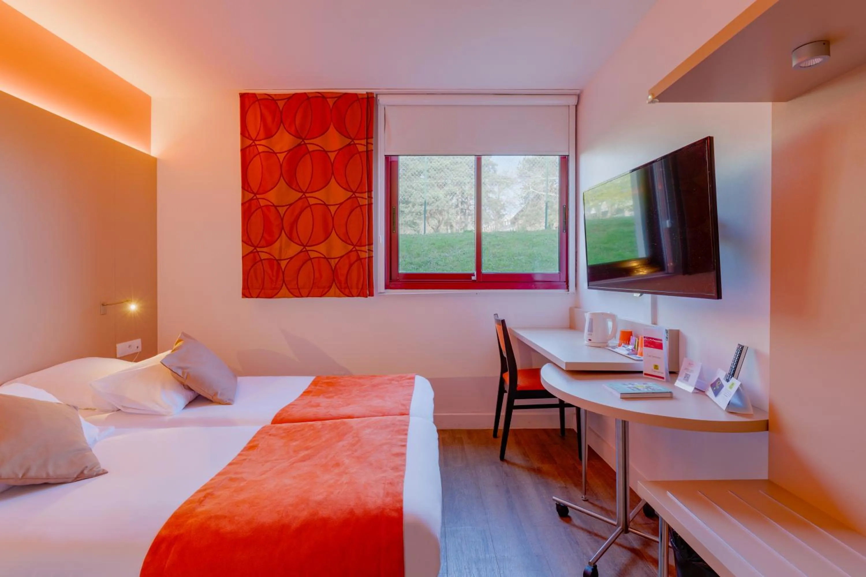 Bed in Hôtel de l'Isle - L'Isle d'Abeau