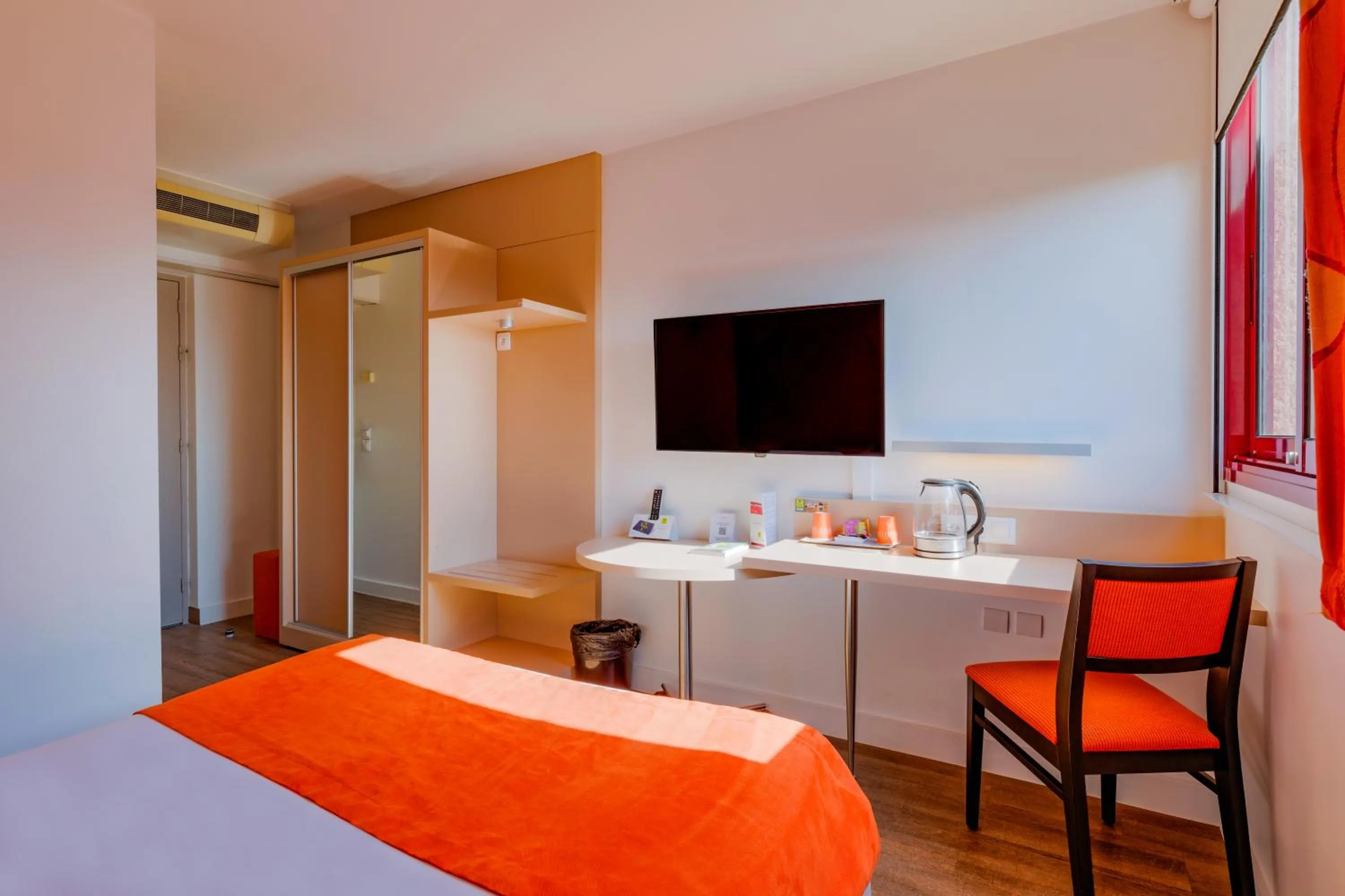 Bed in Hôtel de l'Isle - L'Isle d'Abeau