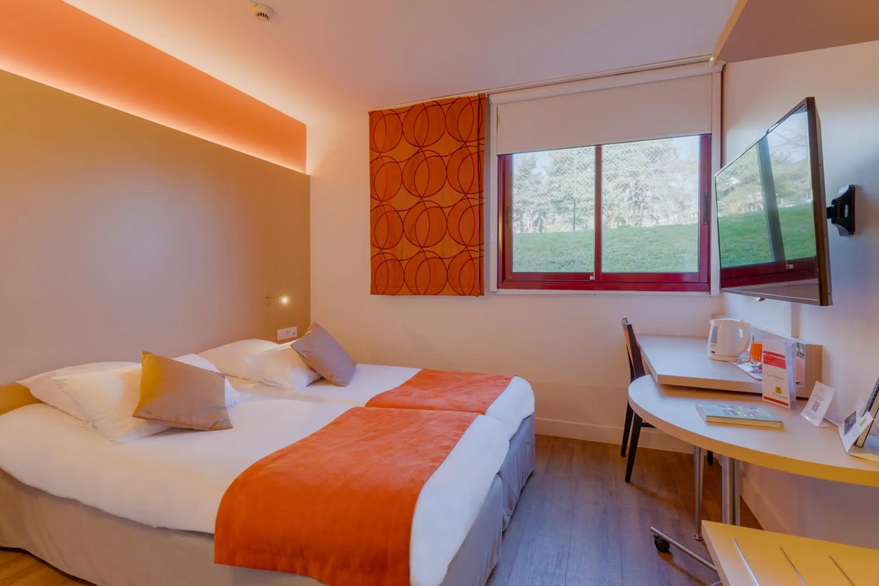 Photo of the whole room in Hôtel de l'Isle - L'Isle d'Abeau Photo of the whole room in Hôtel de l'Isle - L'Isle d'Abeau