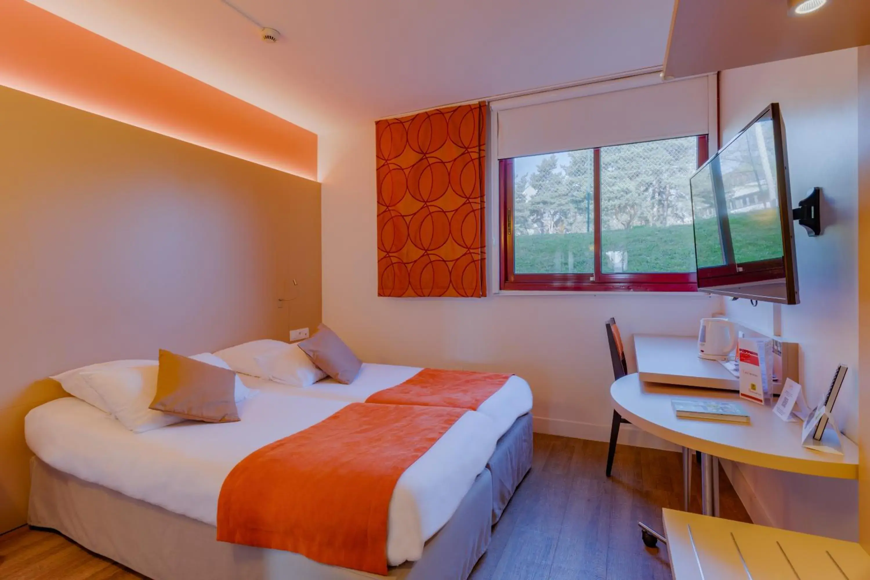 Twin Room in Hôtel de l'Isle - L'Isle d'Abeau Twin Room in Hôtel de l'Isle - L'Isle d'Abeau