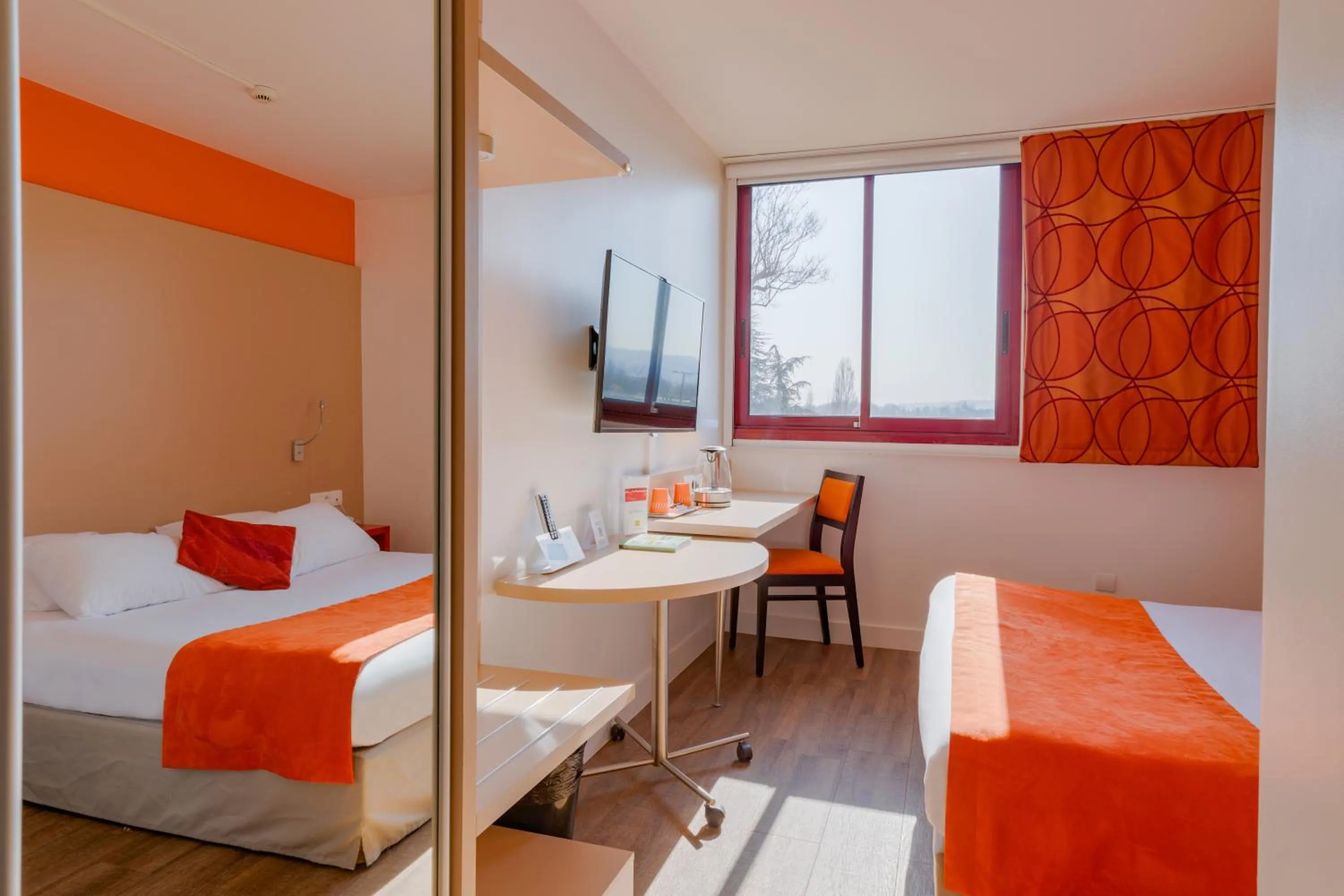 Bed in Hôtel de l'Isle - L'Isle d'Abeau