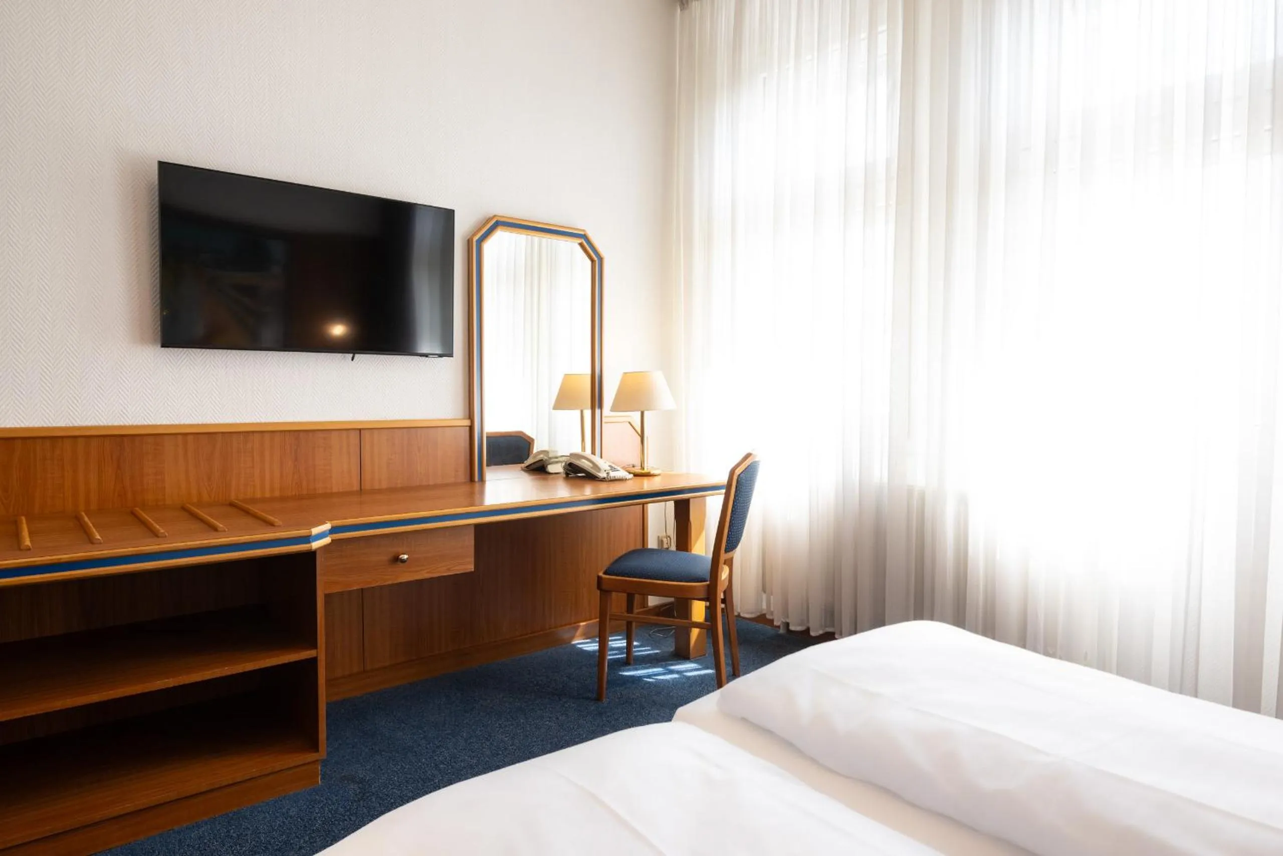 Photo of the whole room, Bed in Hotel und Rasthof AVUS