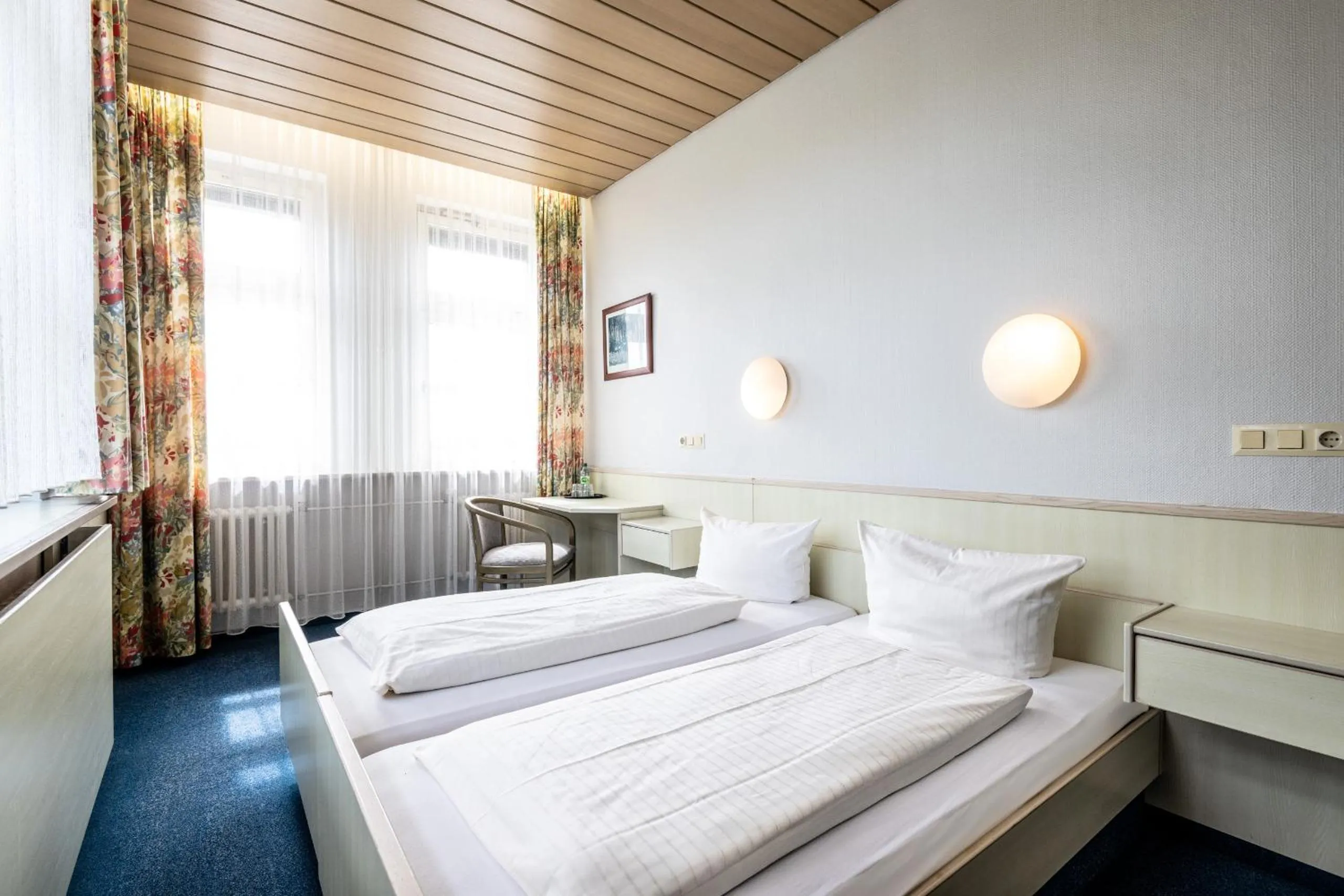 Photo of the whole room, Bed in Hotel und Rasthof AVUS