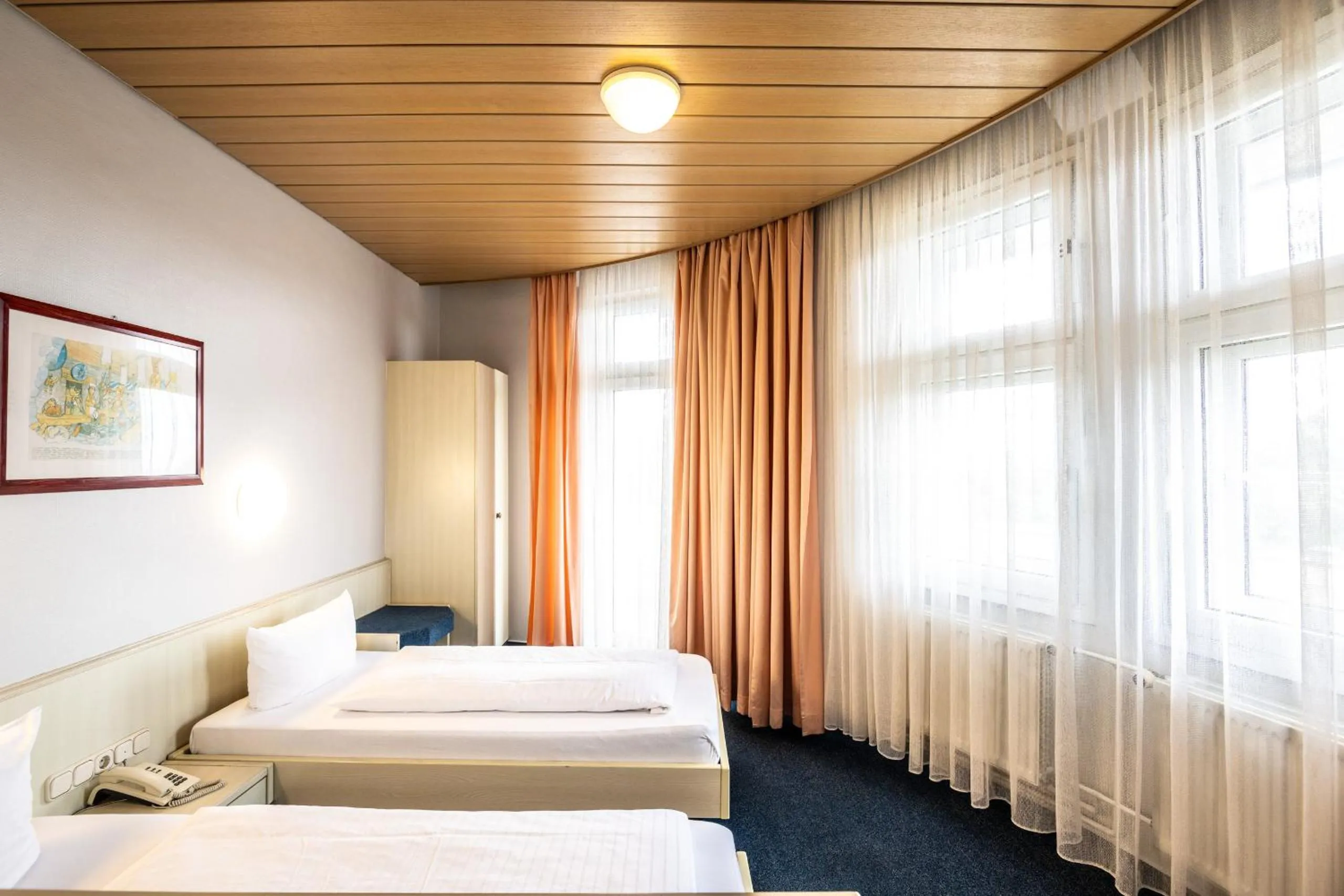 Photo of the whole room, Bed in Hotel und Rasthof AVUS