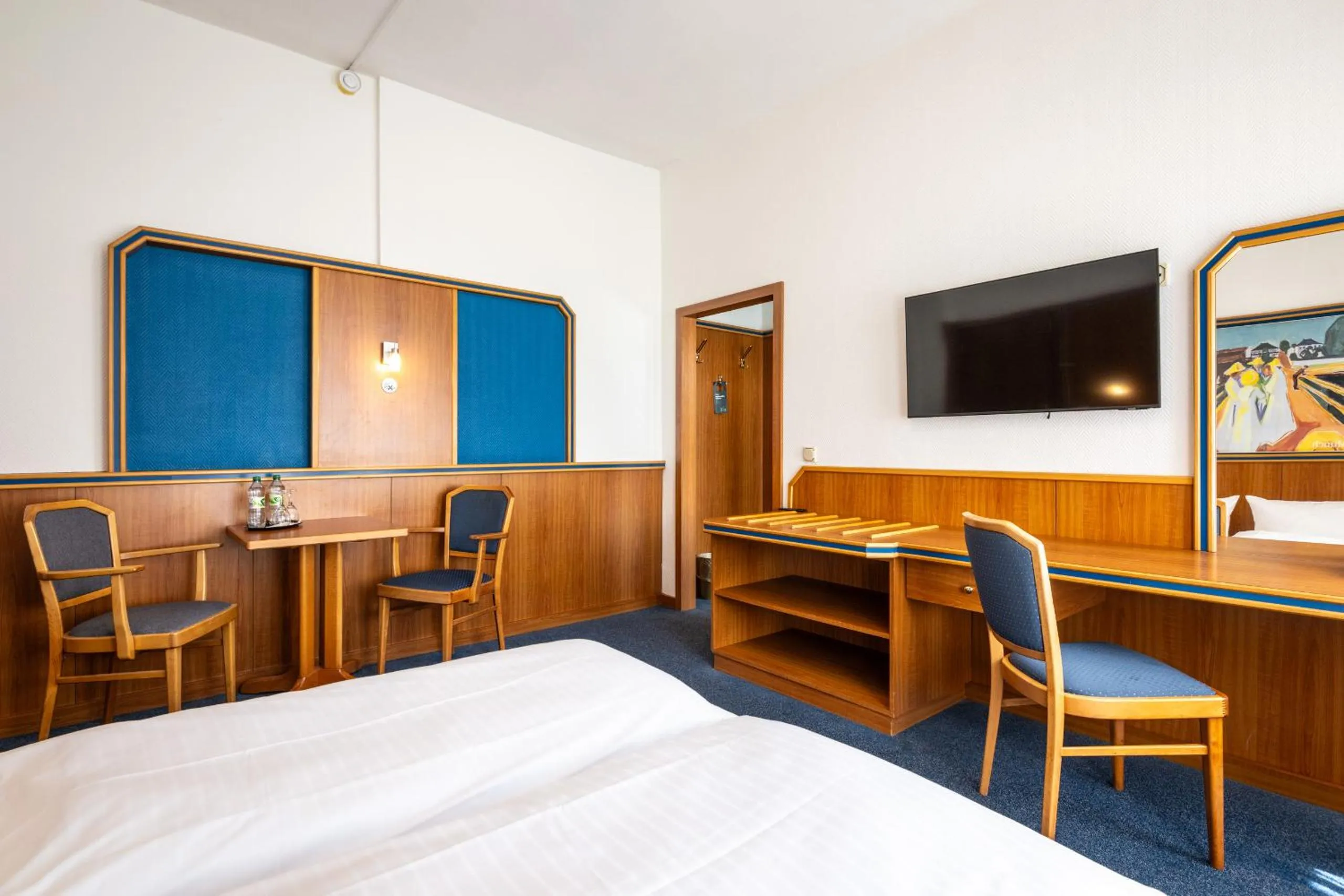 Photo of the whole room, Bed in Hotel und Rasthof AVUS