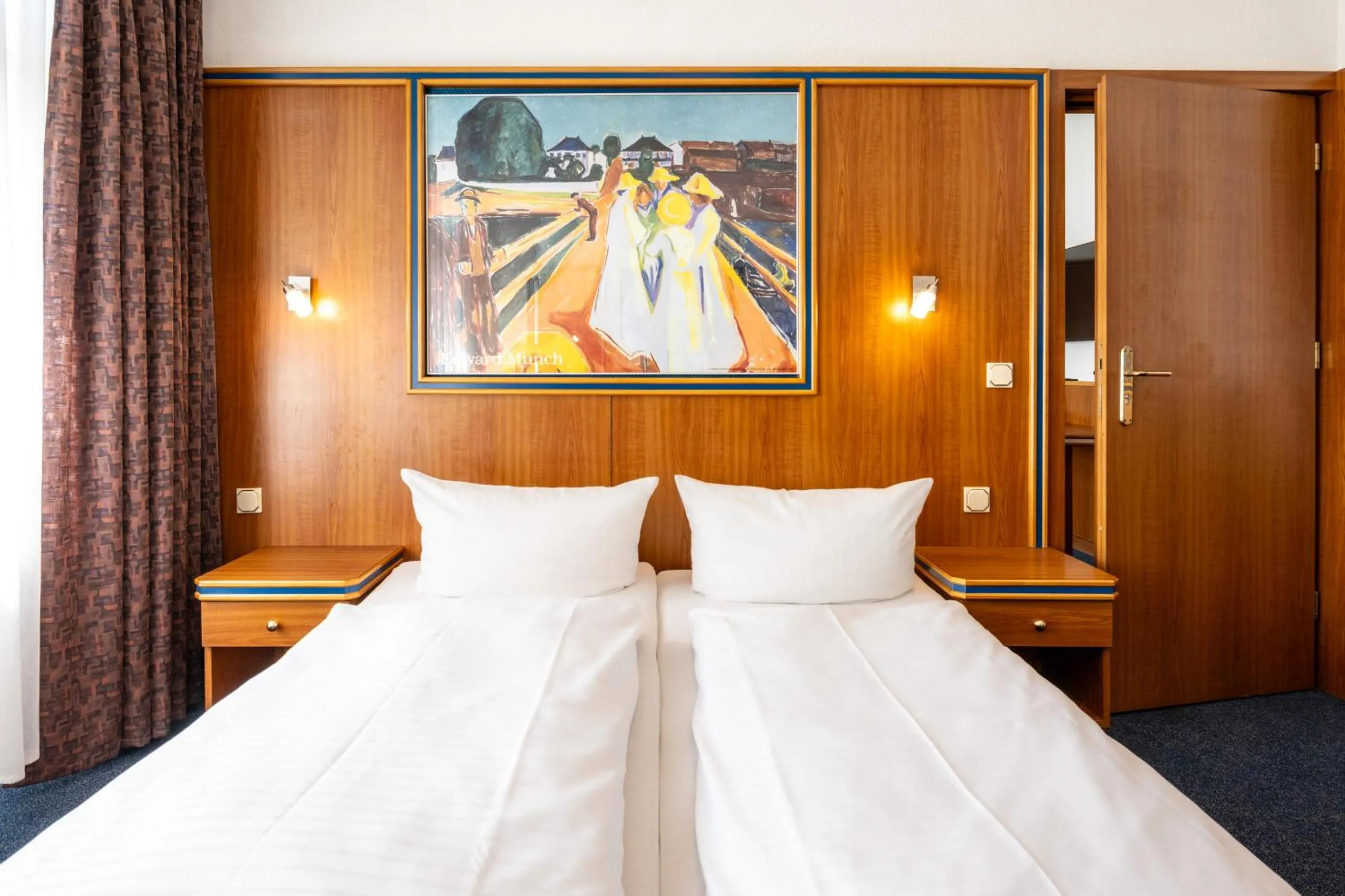 Photo of the whole room, Bed in Hotel und Rasthof AVUS