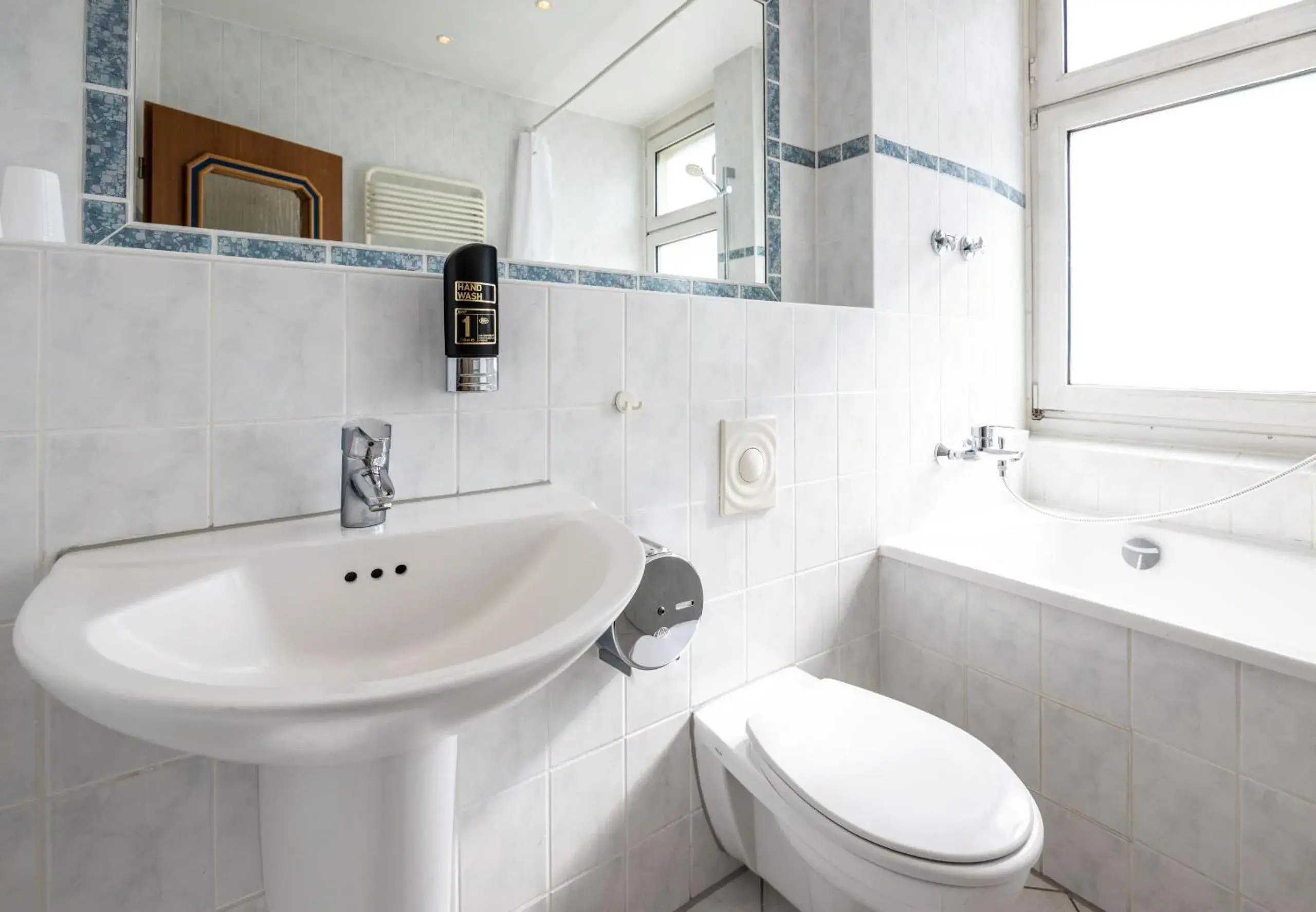 Large Twin Room - single occupancy in Hotel und Rasthof AVUS Large Twin Room - single occupancy in Hotel und Rasthof AVUS