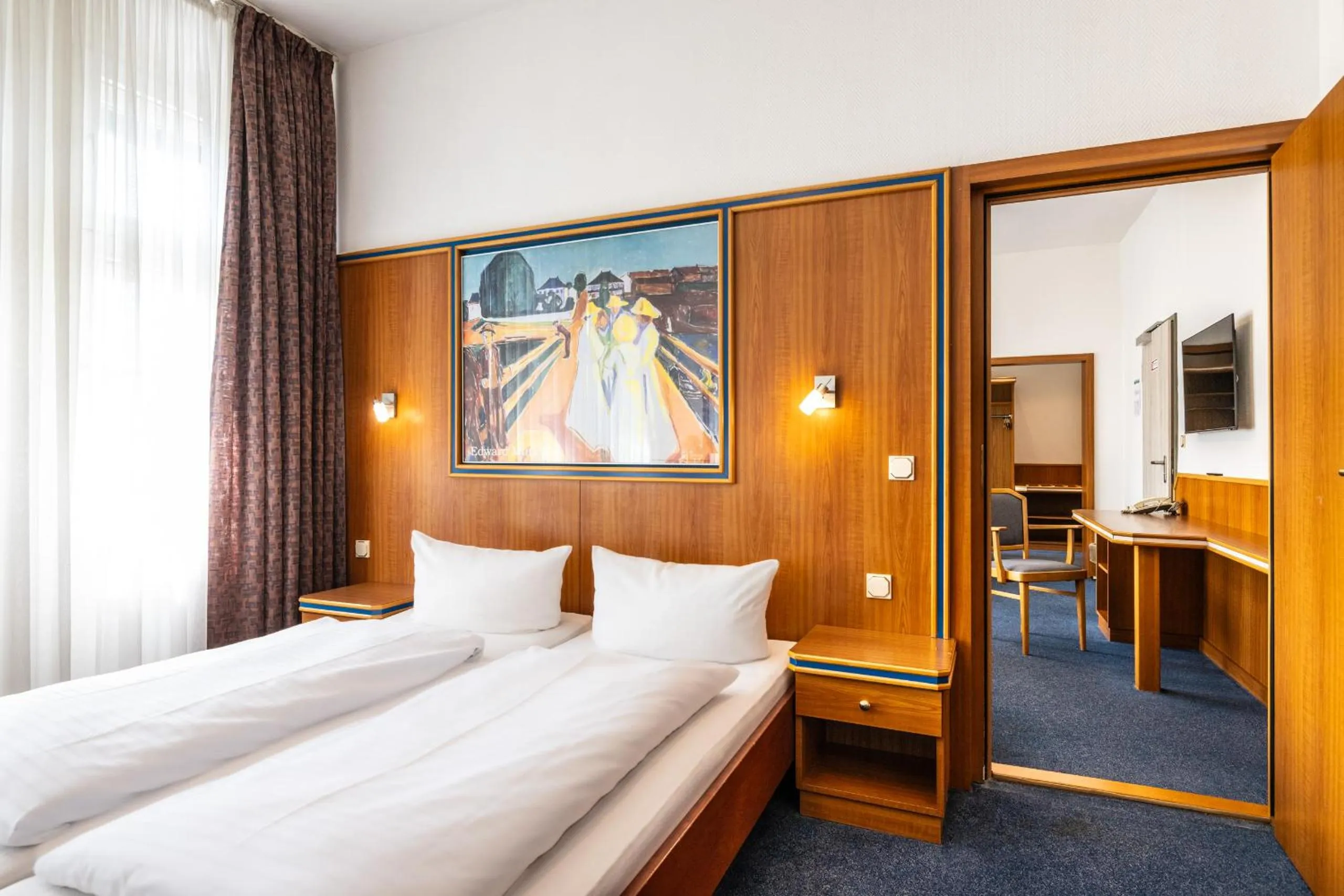 Photo of the whole room, Bed in Hotel und Rasthof AVUS