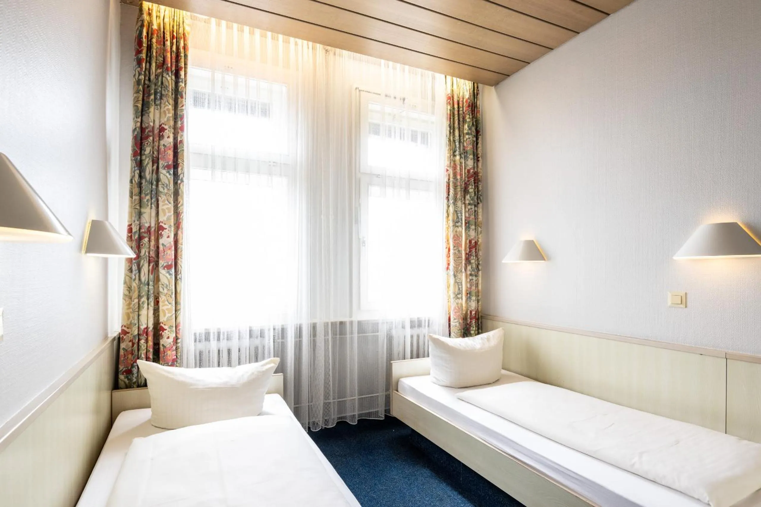 Photo of the whole room, Bed in Hotel und Rasthof AVUS