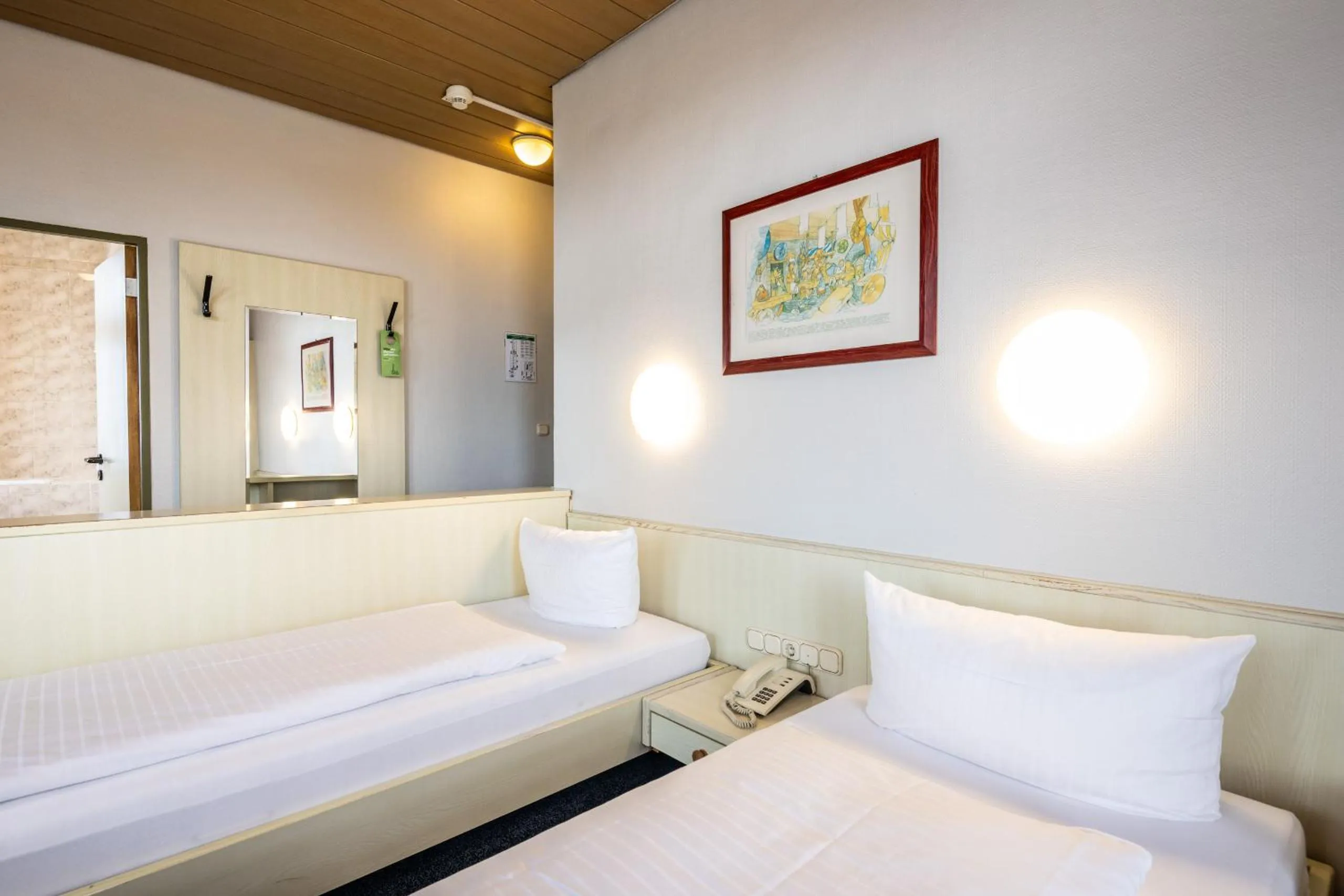 Photo of the whole room, Bed in Hotel und Rasthof AVUS