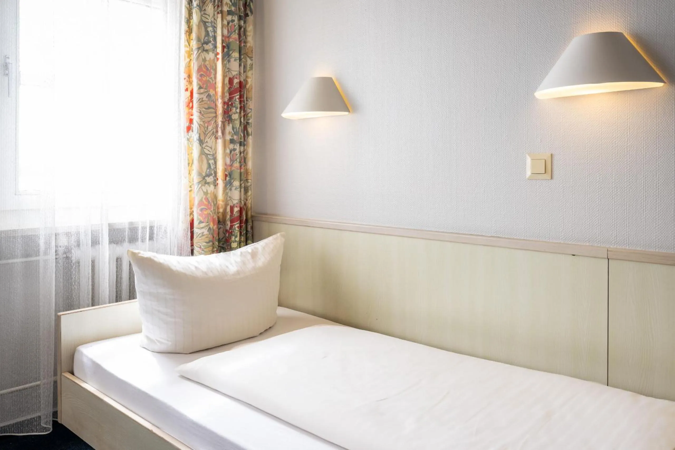 Photo of the whole room, Bed in Hotel und Rasthof AVUS