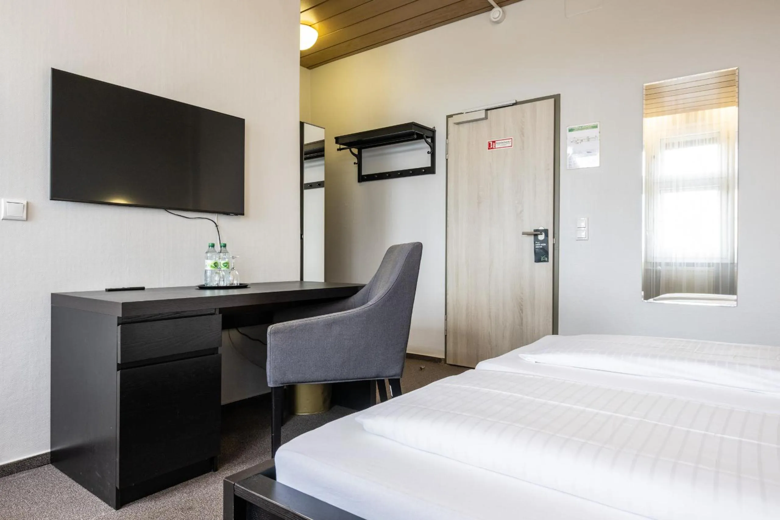 Photo of the whole room, Bed in Hotel und Rasthof AVUS