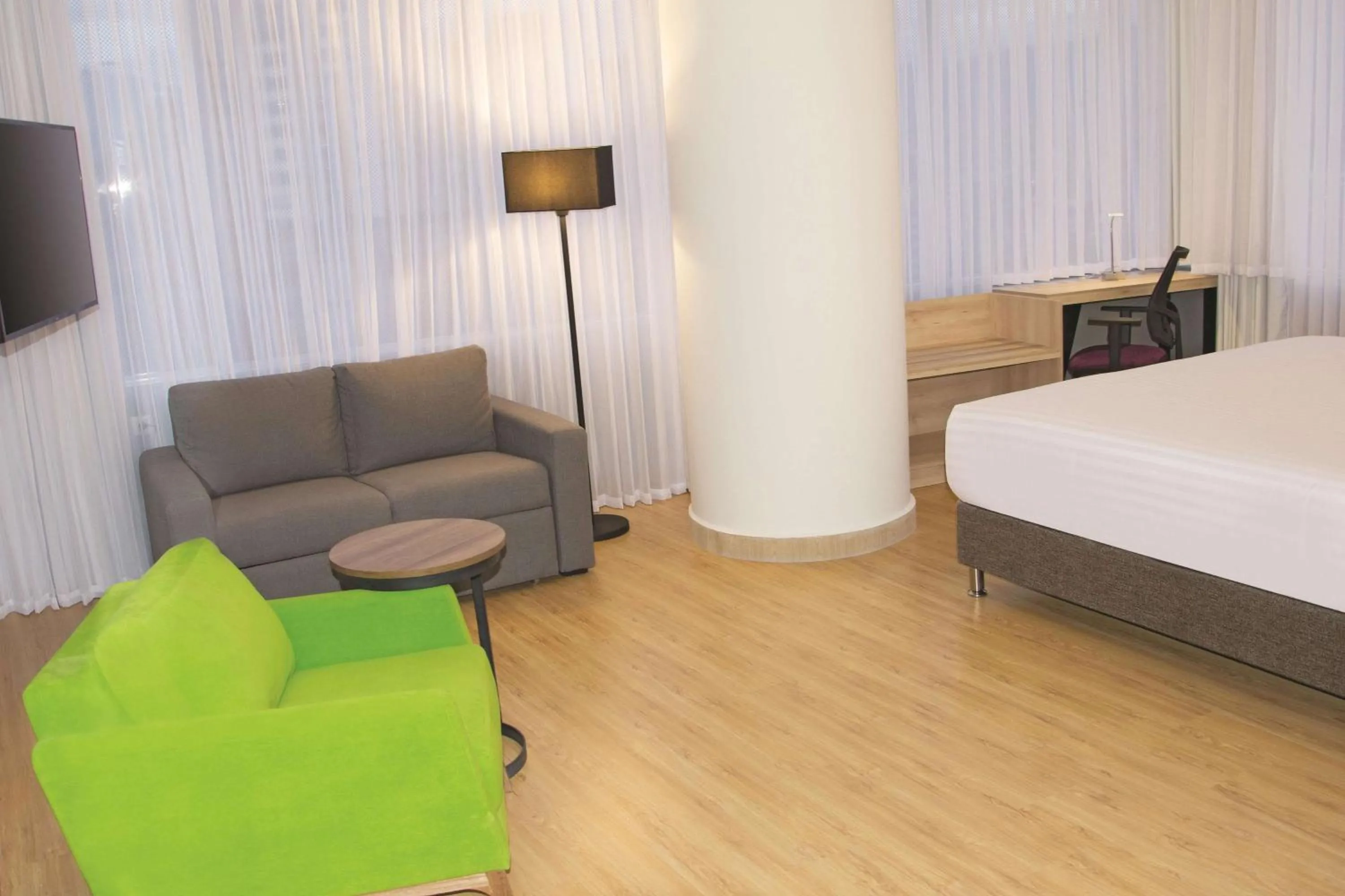 Photo of the whole room, Bed in La Quinta by Wyndham Medellin