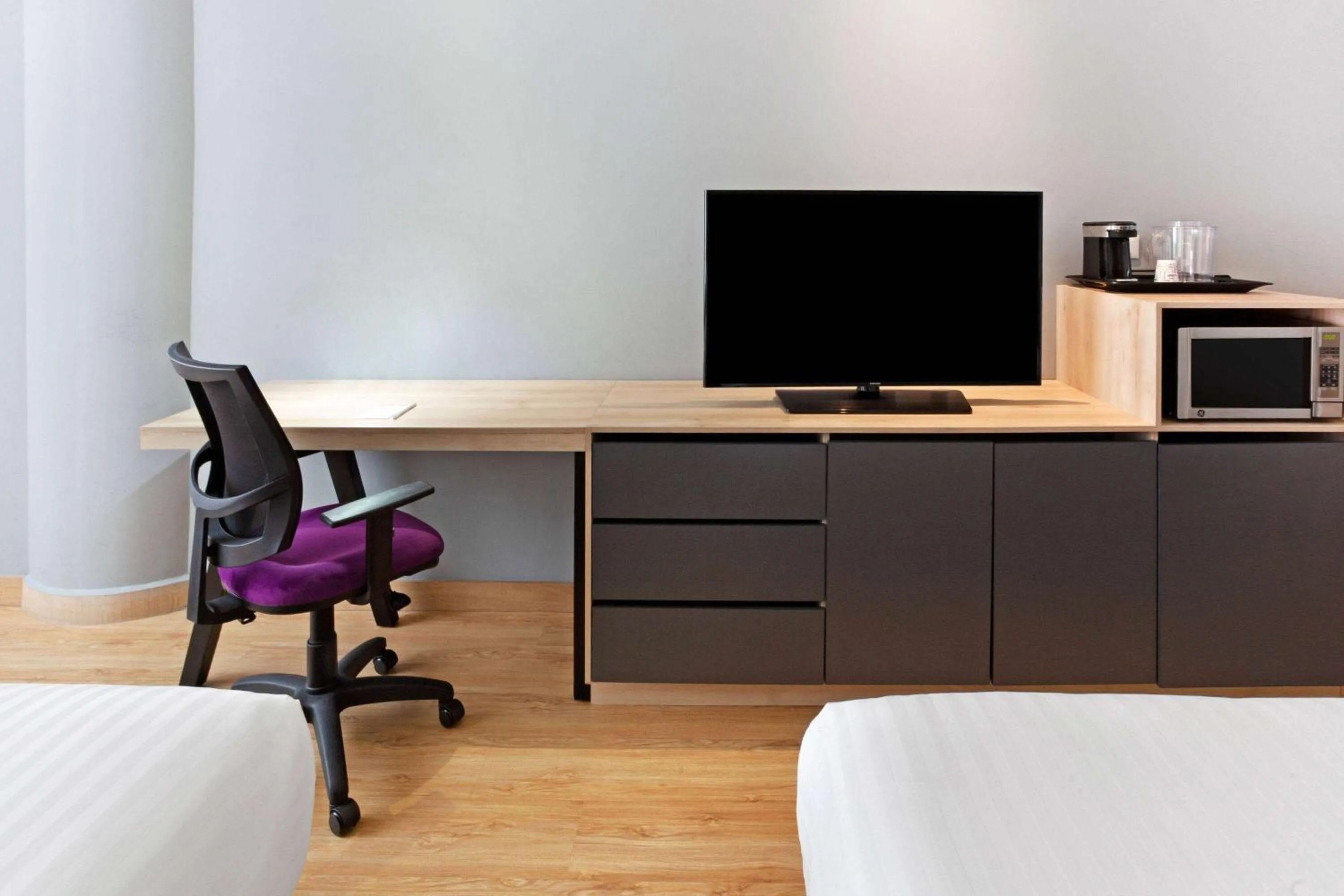 Photo of the whole room in La Quinta by Wyndham Medellin