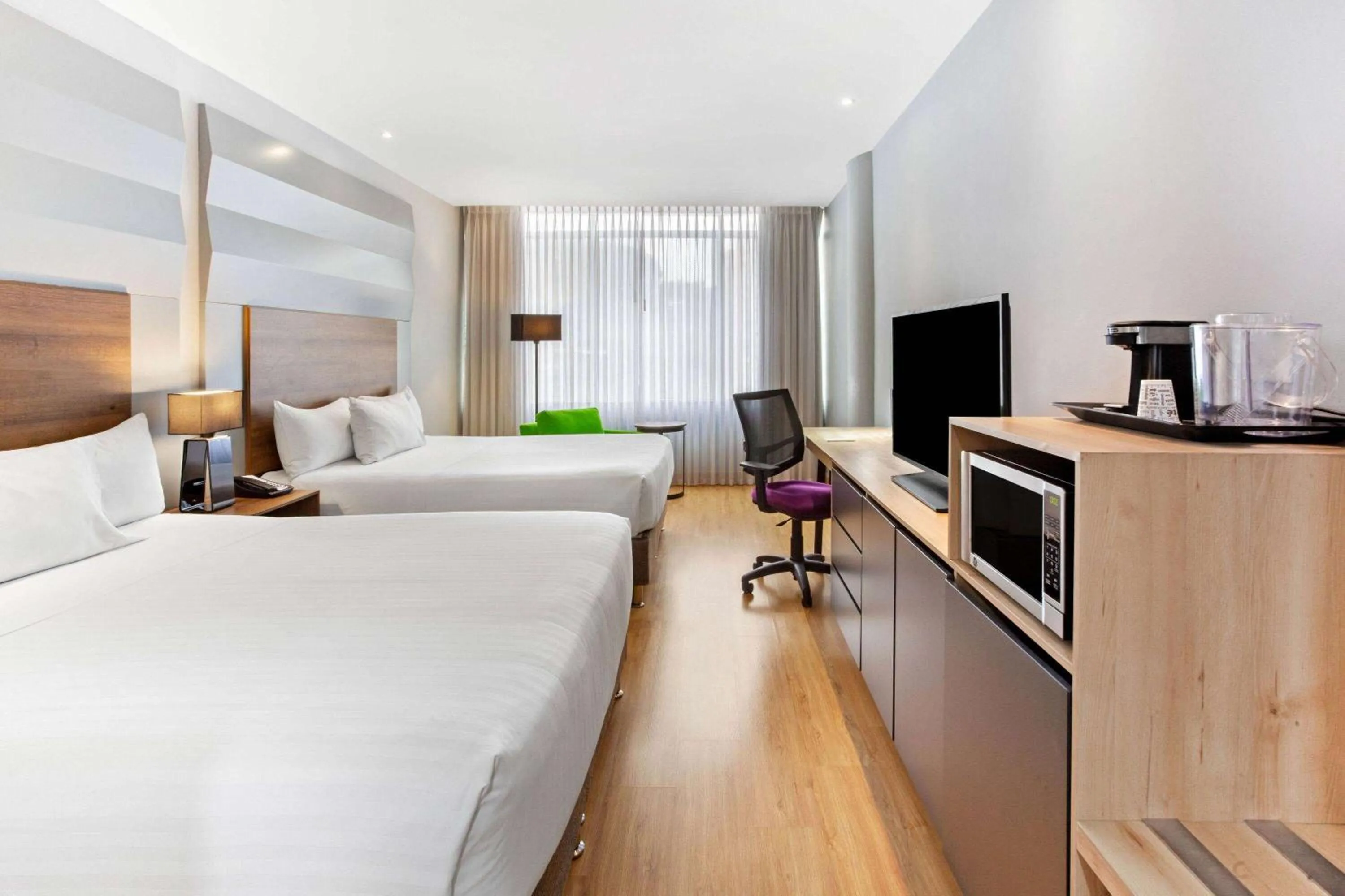 Photo of the whole room, Bed in La Quinta by Wyndham Medellin