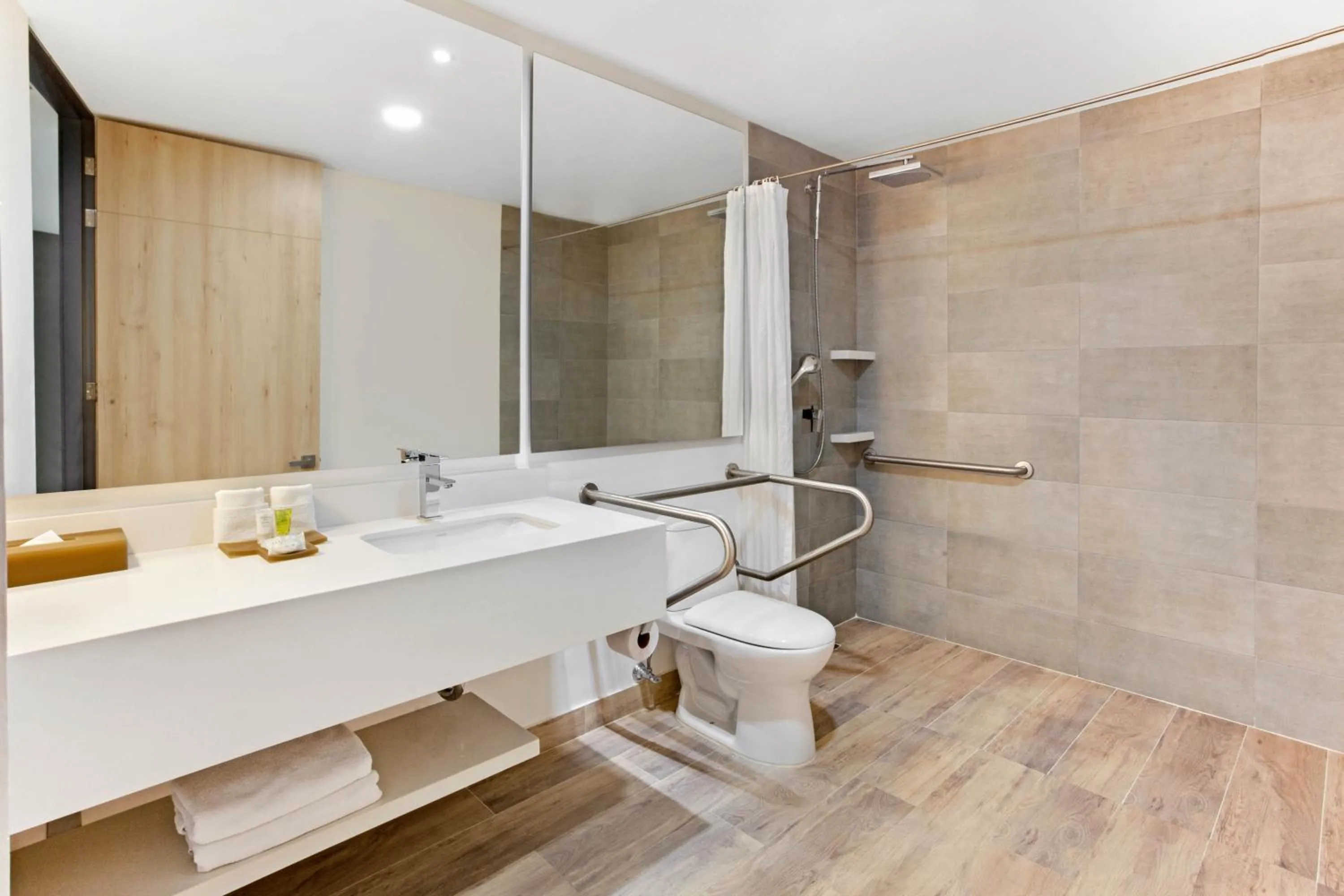 Bathroom in La Quinta by Wyndham Medellin