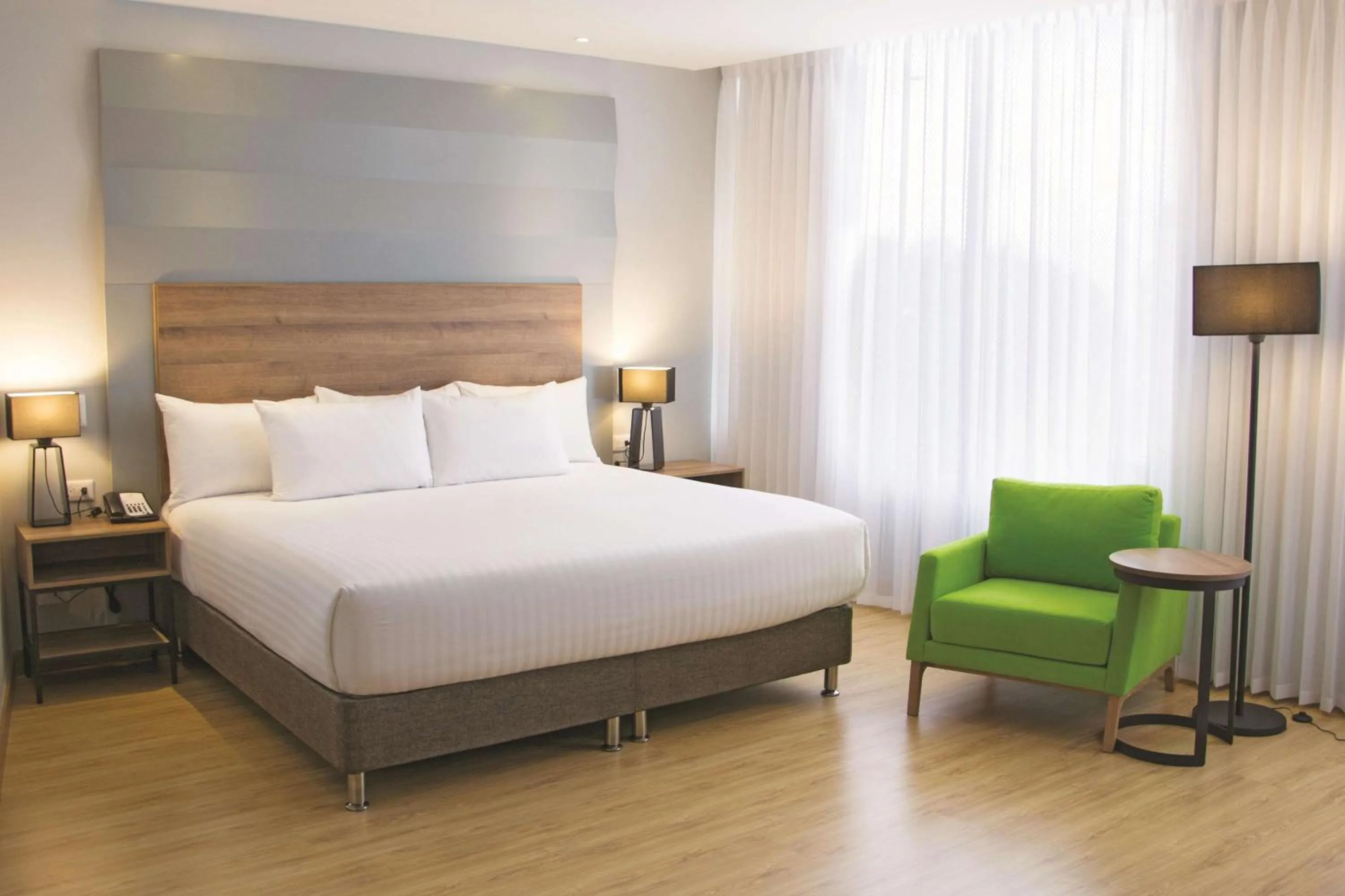 Photo of the whole room, Bed in La Quinta by Wyndham Medellin