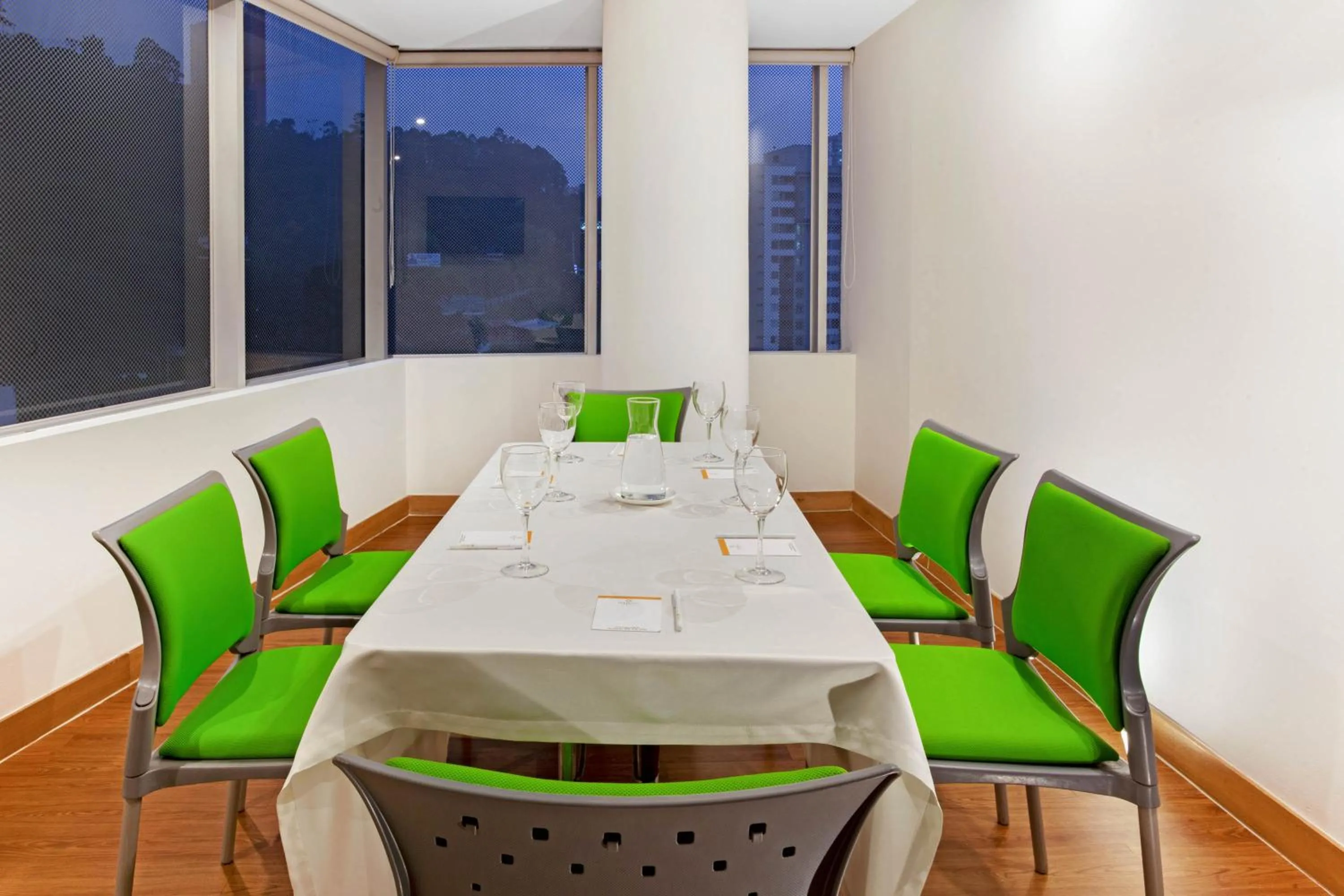 Business facilities in La Quinta by Wyndham Medellin