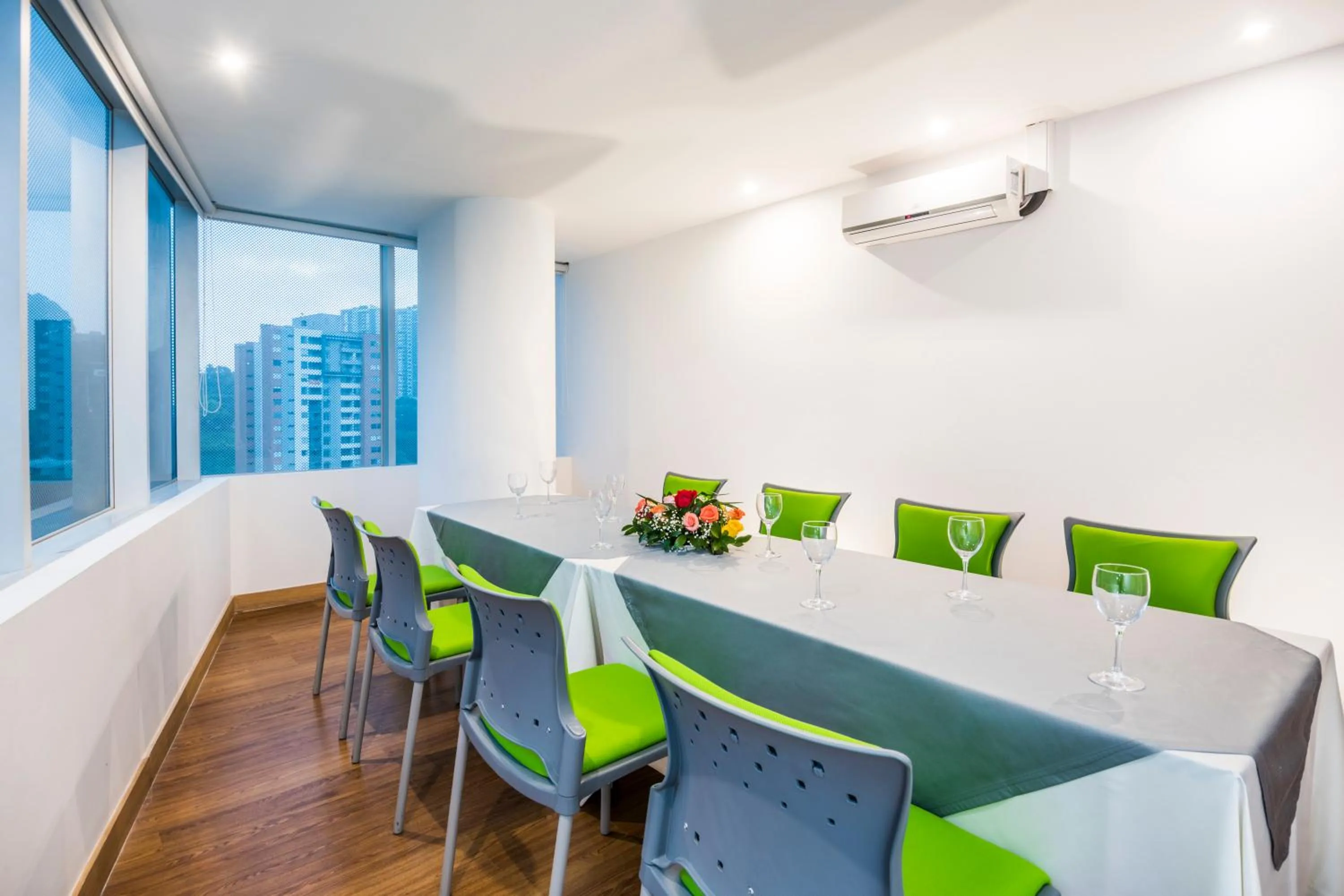 Business facilities in La Quinta by Wyndham Medellin