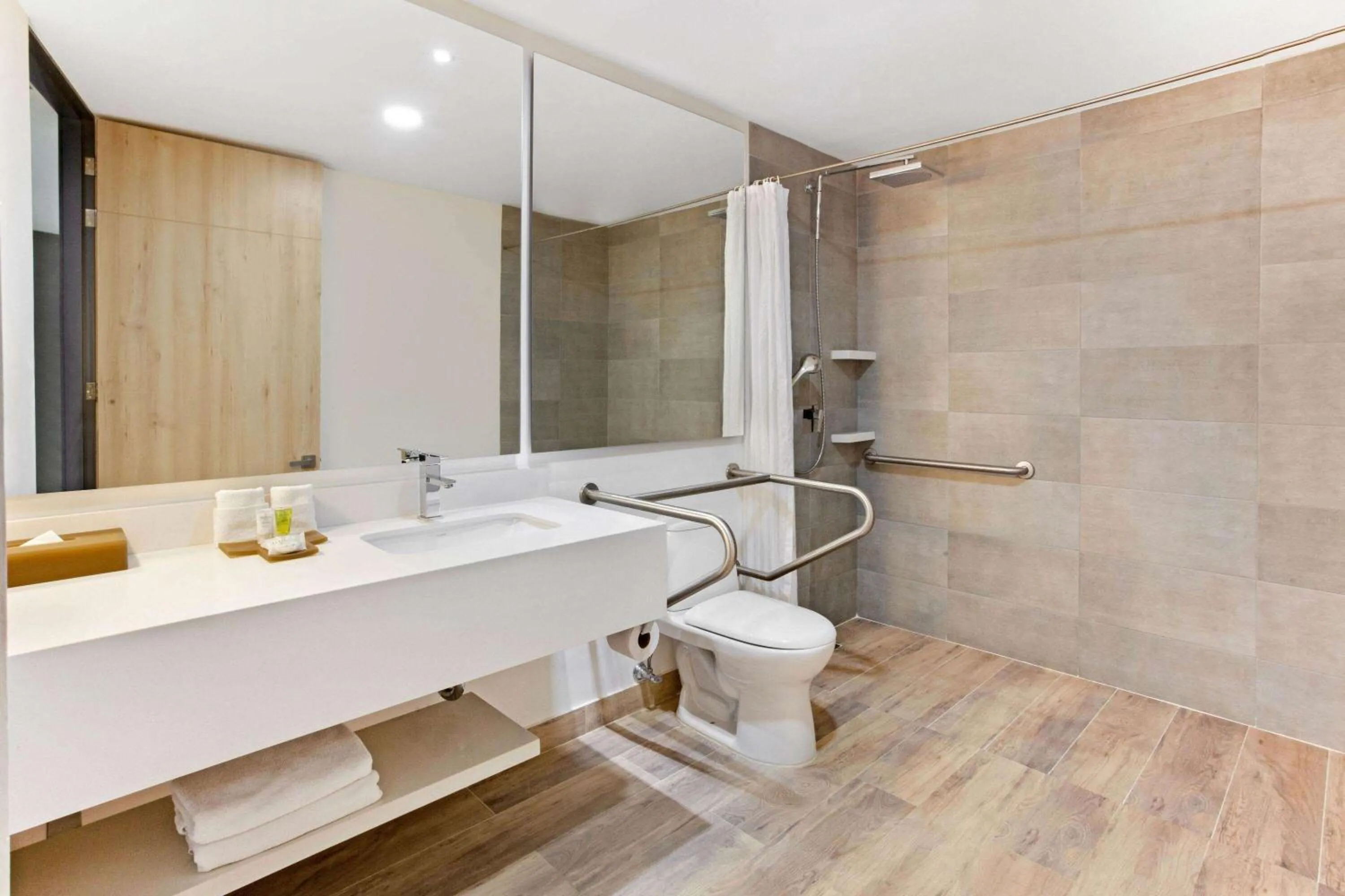 Shower in La Quinta by Wyndham Medellin