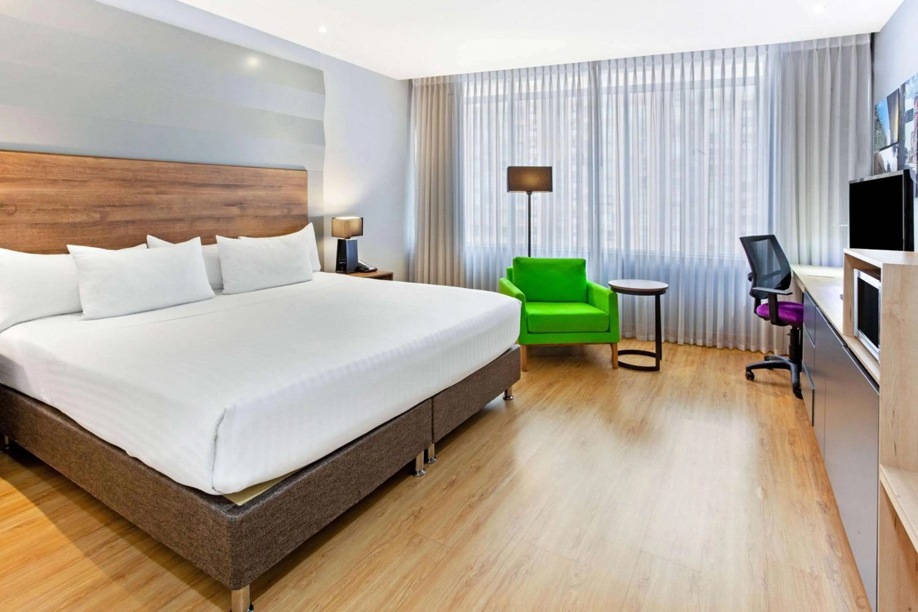 Photo of the whole room, Bed in La Quinta by Wyndham Medellin