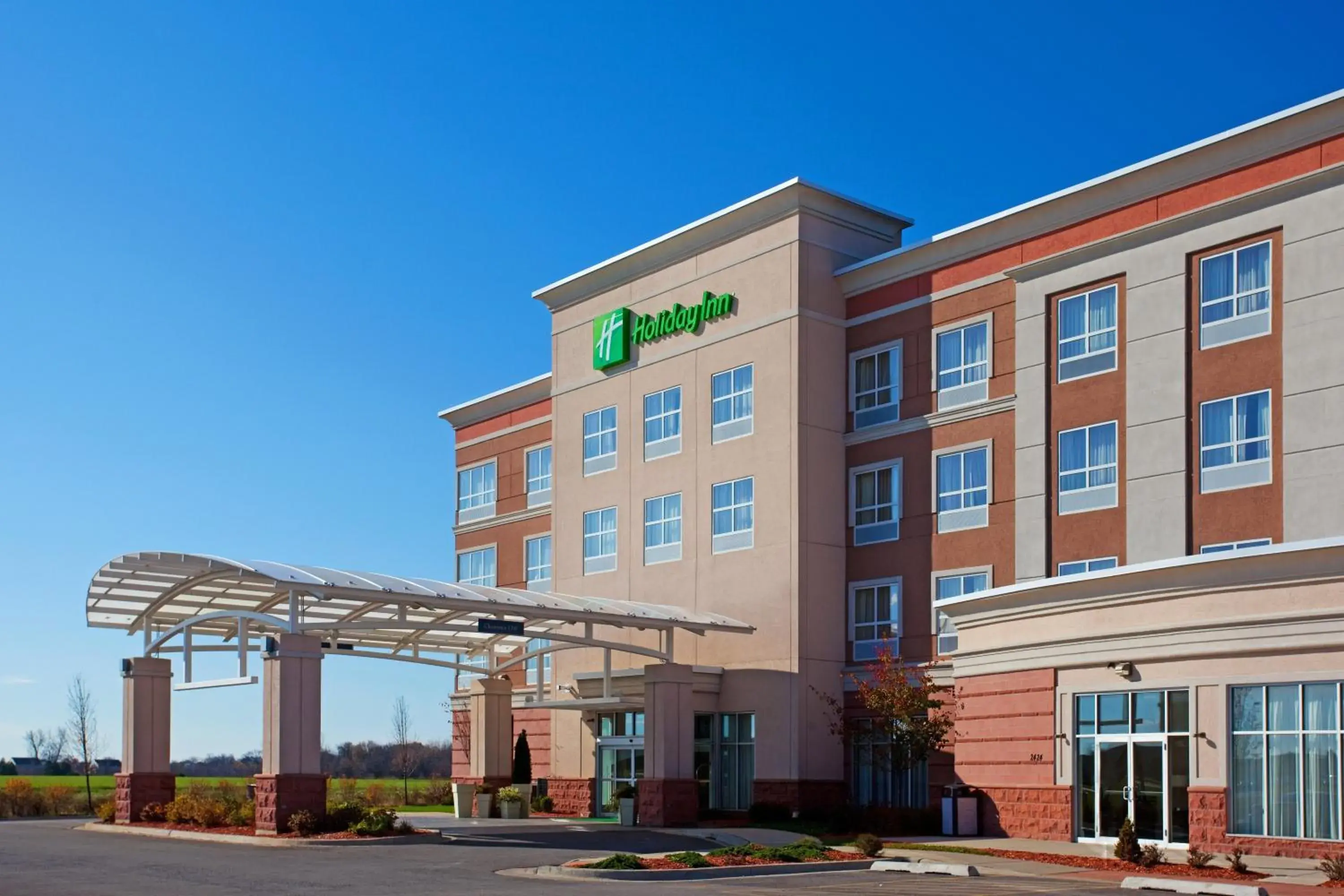 Property building in Holiday Inn Aurora North - Naperville by IHG Property building in Holiday Inn Aurora North - Naperville by IHG