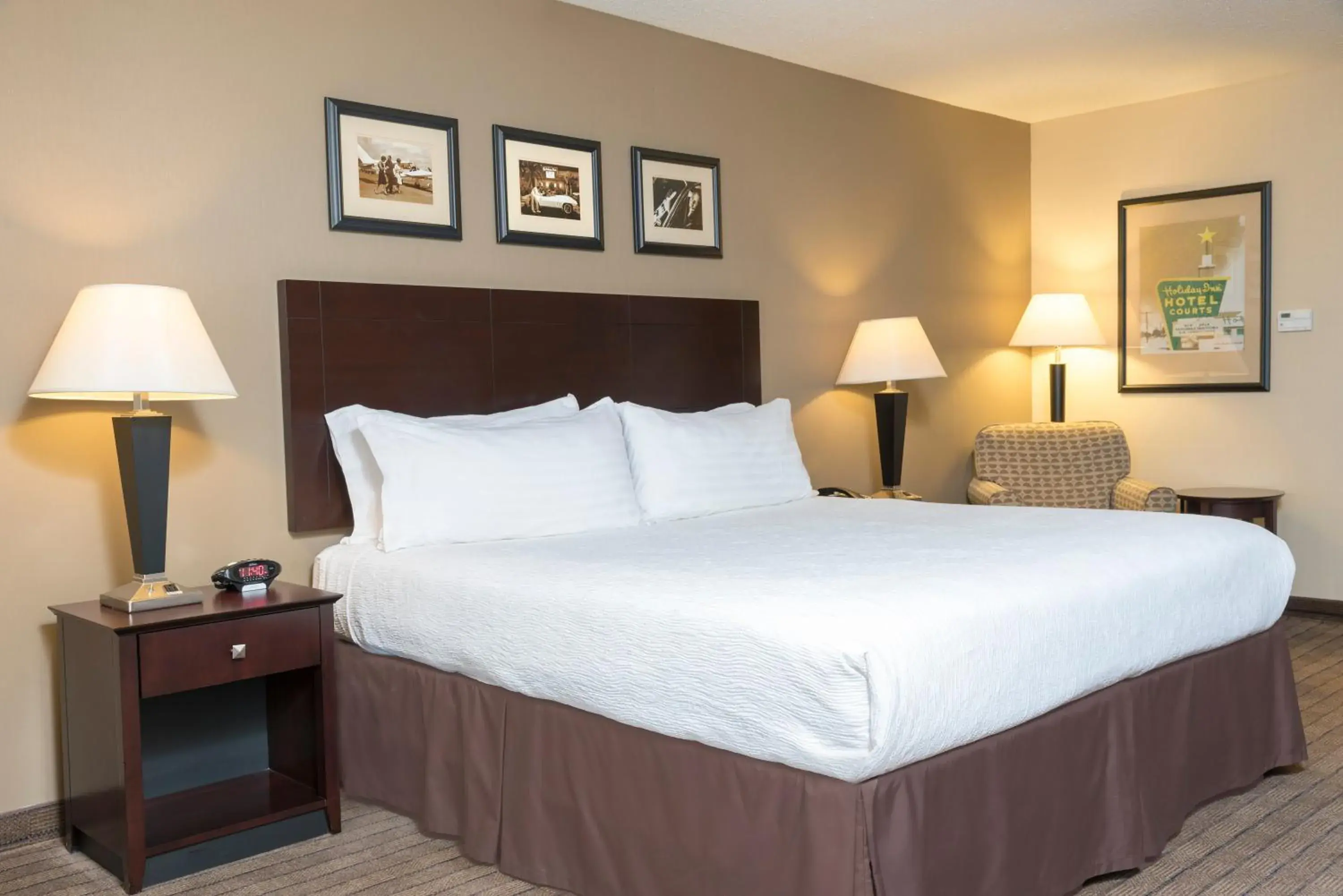 Bed in Holiday Inn Aurora North - Naperville by IHG Bed in Holiday Inn Aurora North - Naperville by IHG