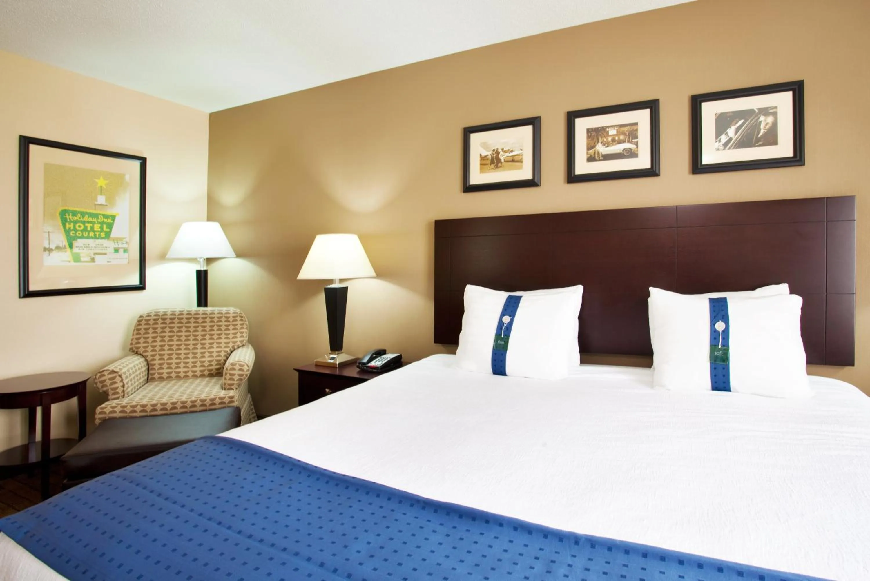 Photo of the whole room, Bed in Holiday Inn Aurora North - Naperville by IHG