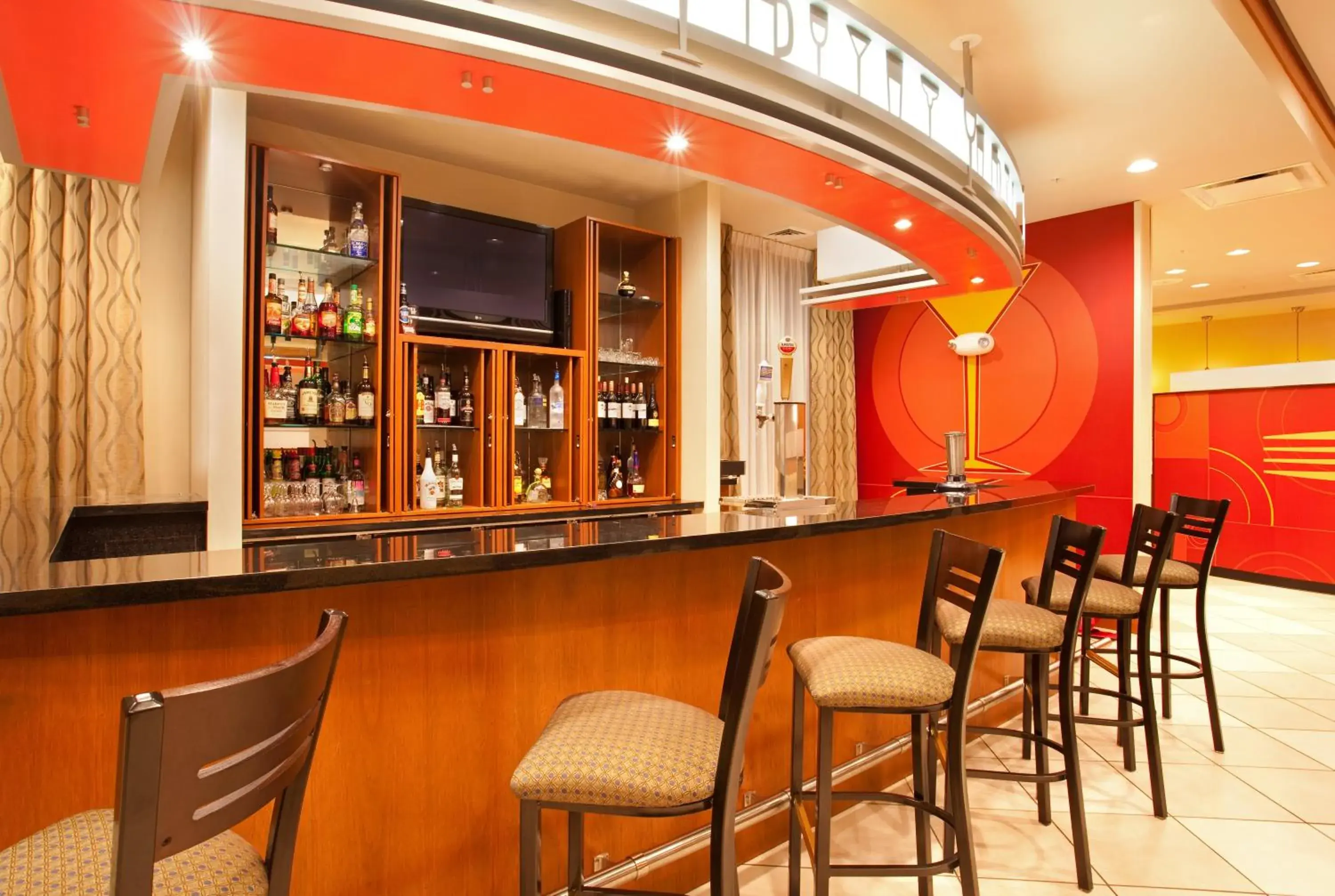 Lounge or bar in Holiday Inn Aurora North - Naperville by IHG Lounge or bar in Holiday Inn Aurora North - Naperville by IHG