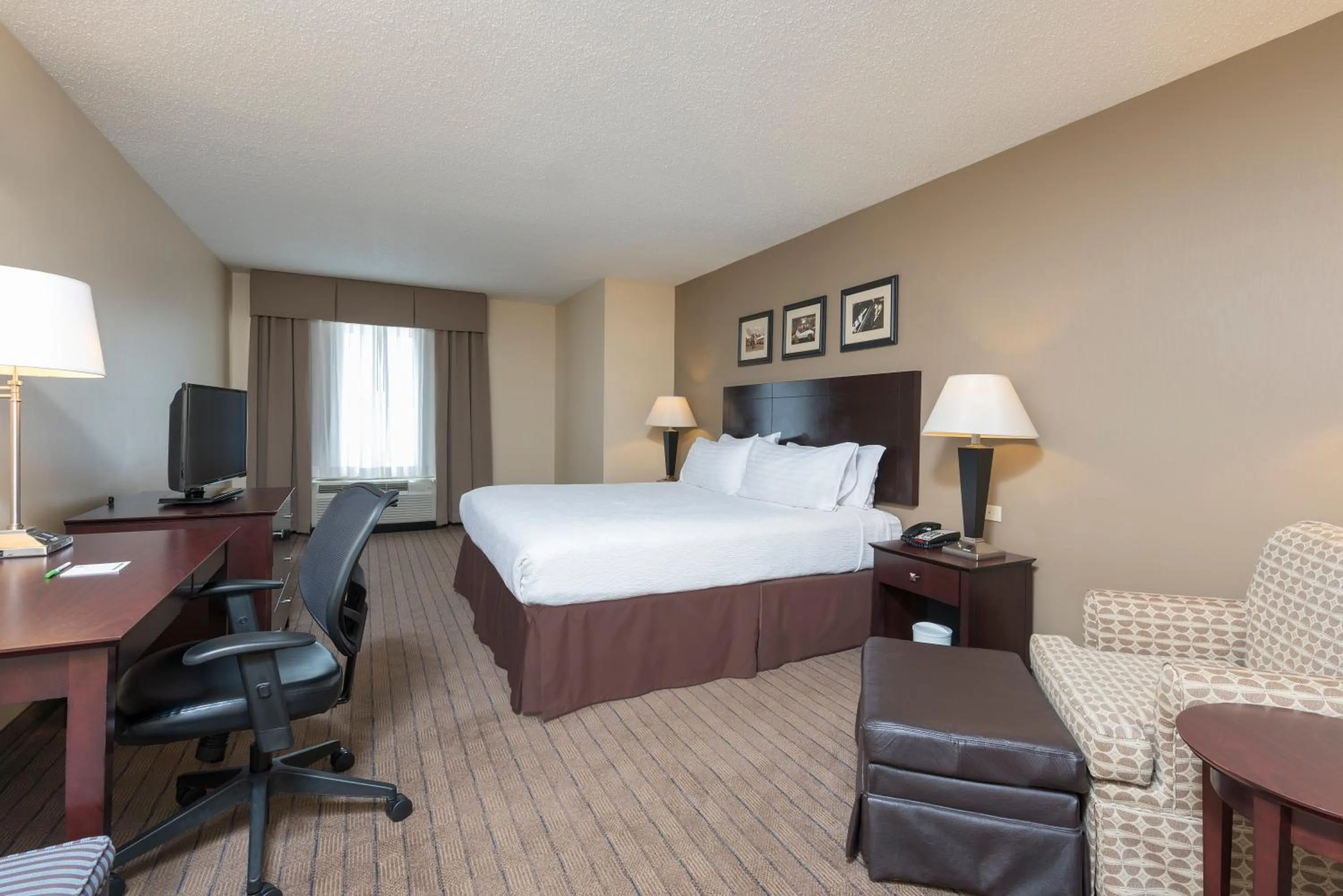 Photo of the whole room, Bed in Holiday Inn Aurora North - Naperville by IHG