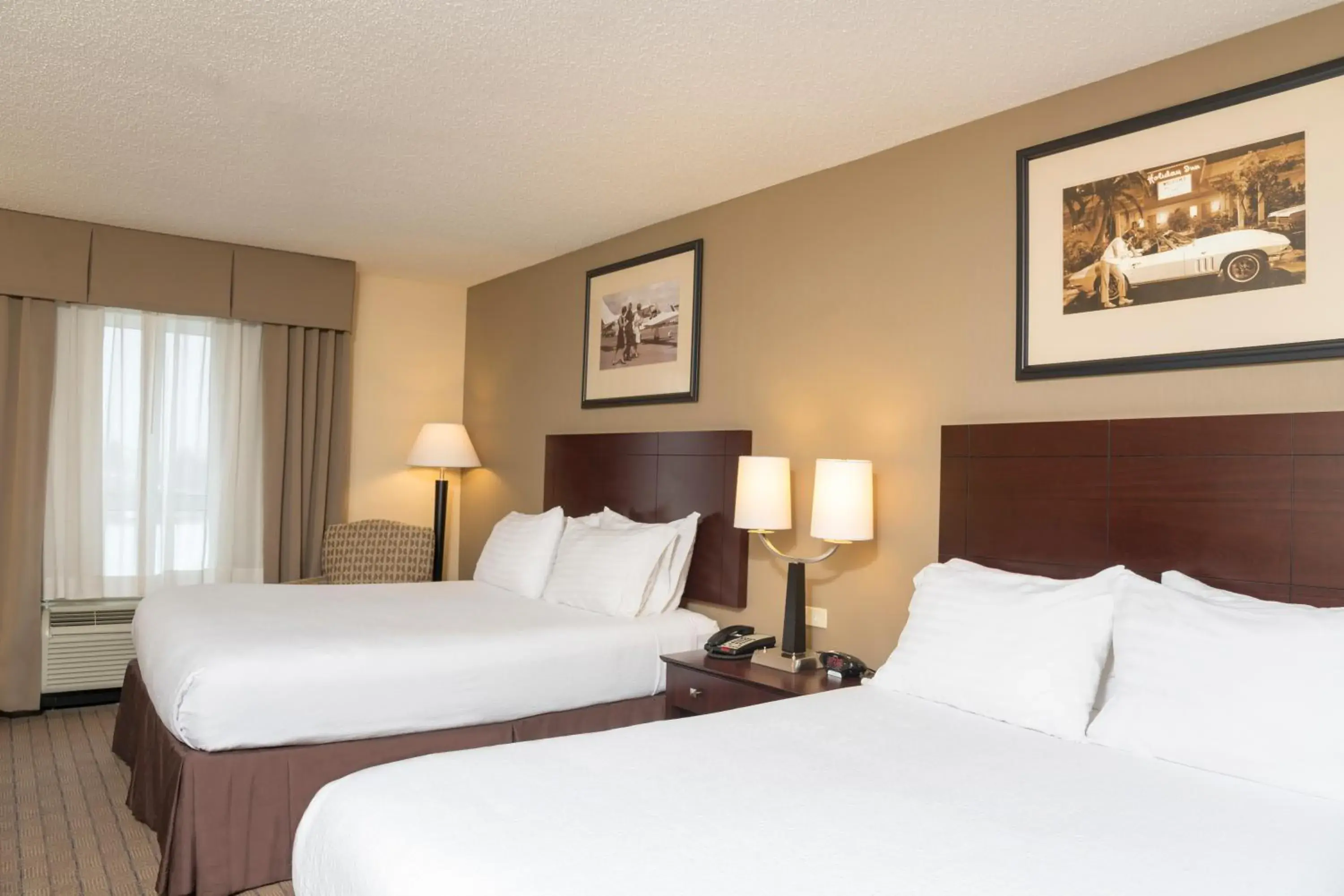 Bed in Holiday Inn Aurora North - Naperville by IHG Bed in Holiday Inn Aurora North - Naperville by IHG