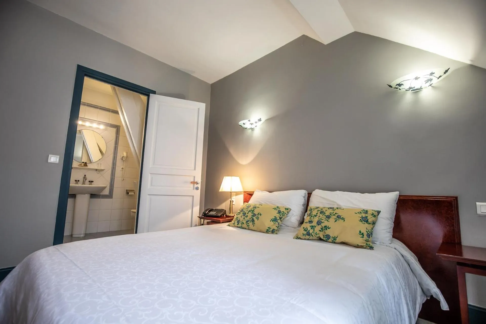 Bedroom, Bed in Hôtel Terminus