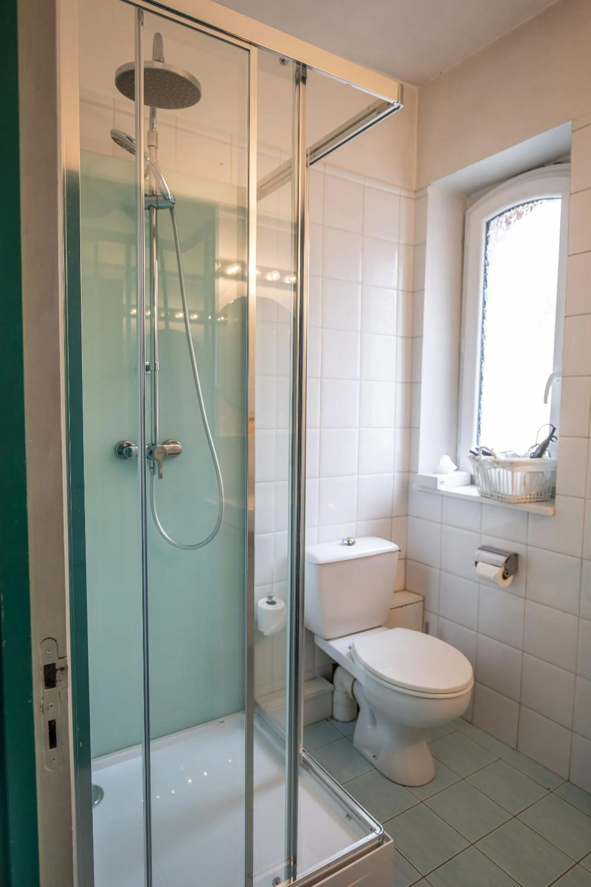 Shower in Hôtel Terminus