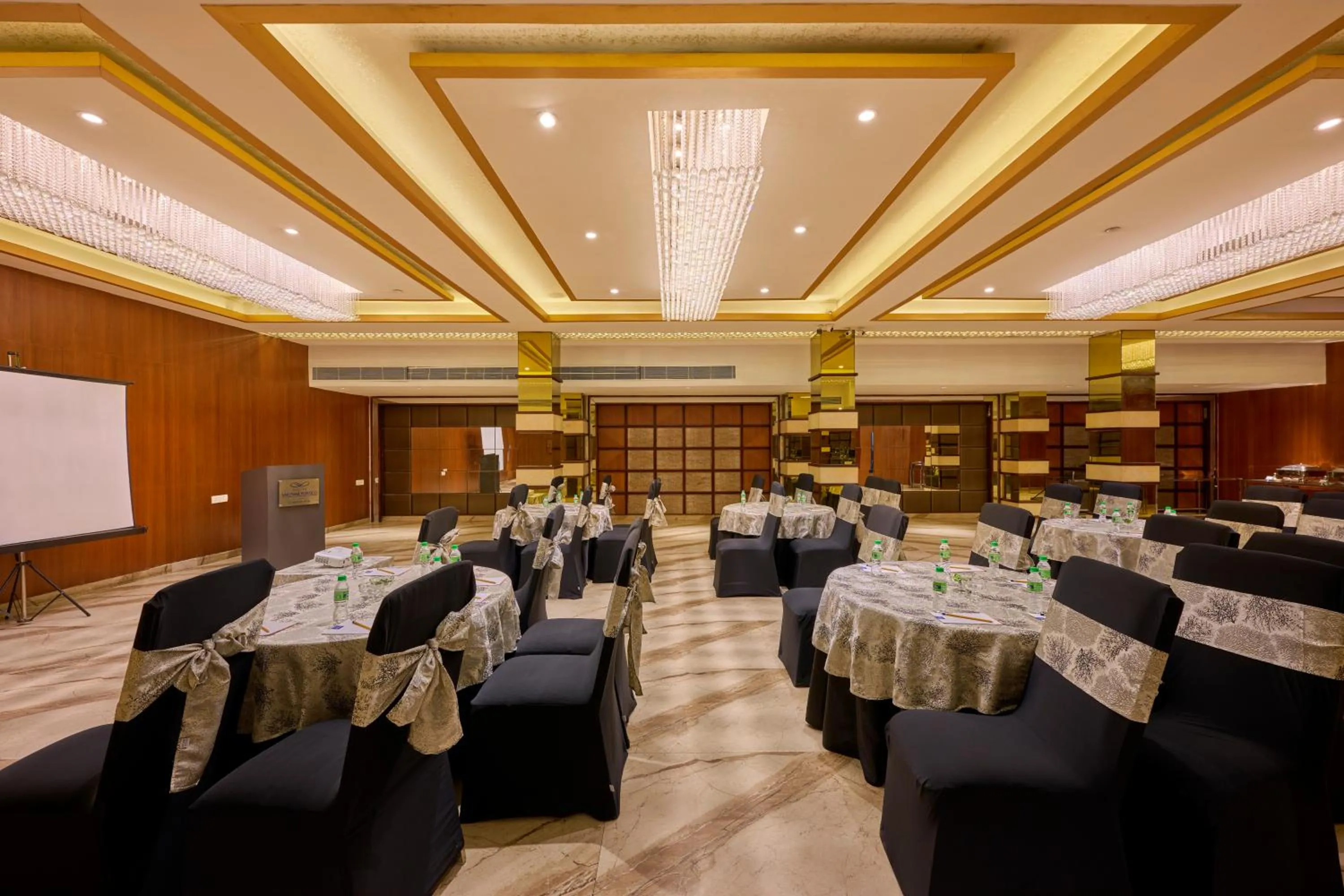 Banquet/Function facilities in Delite Sarovar Portico Faridabad