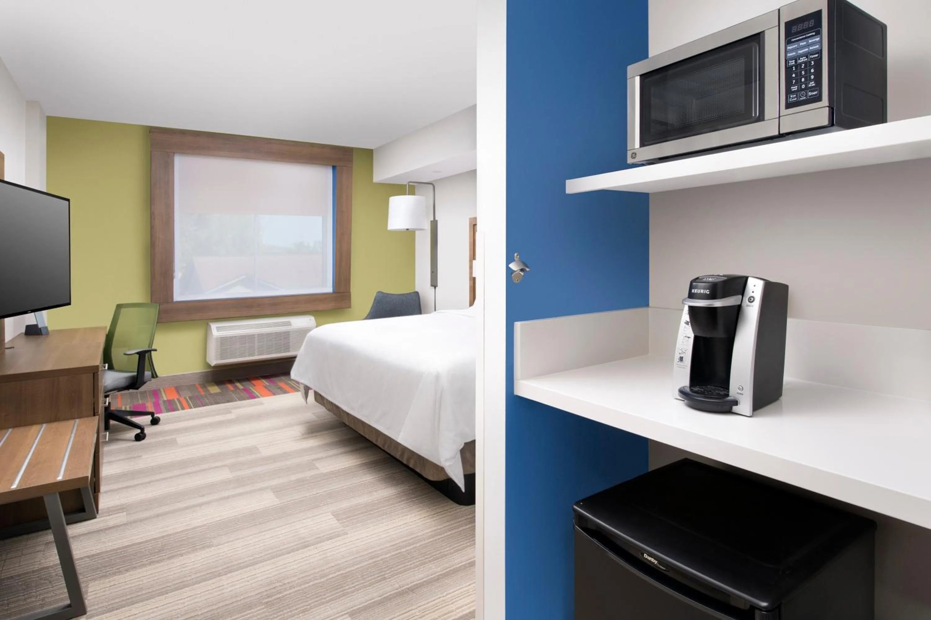 Photo of the whole room, Bed in Holiday Inn Express Jacksonville Beach by IHG
