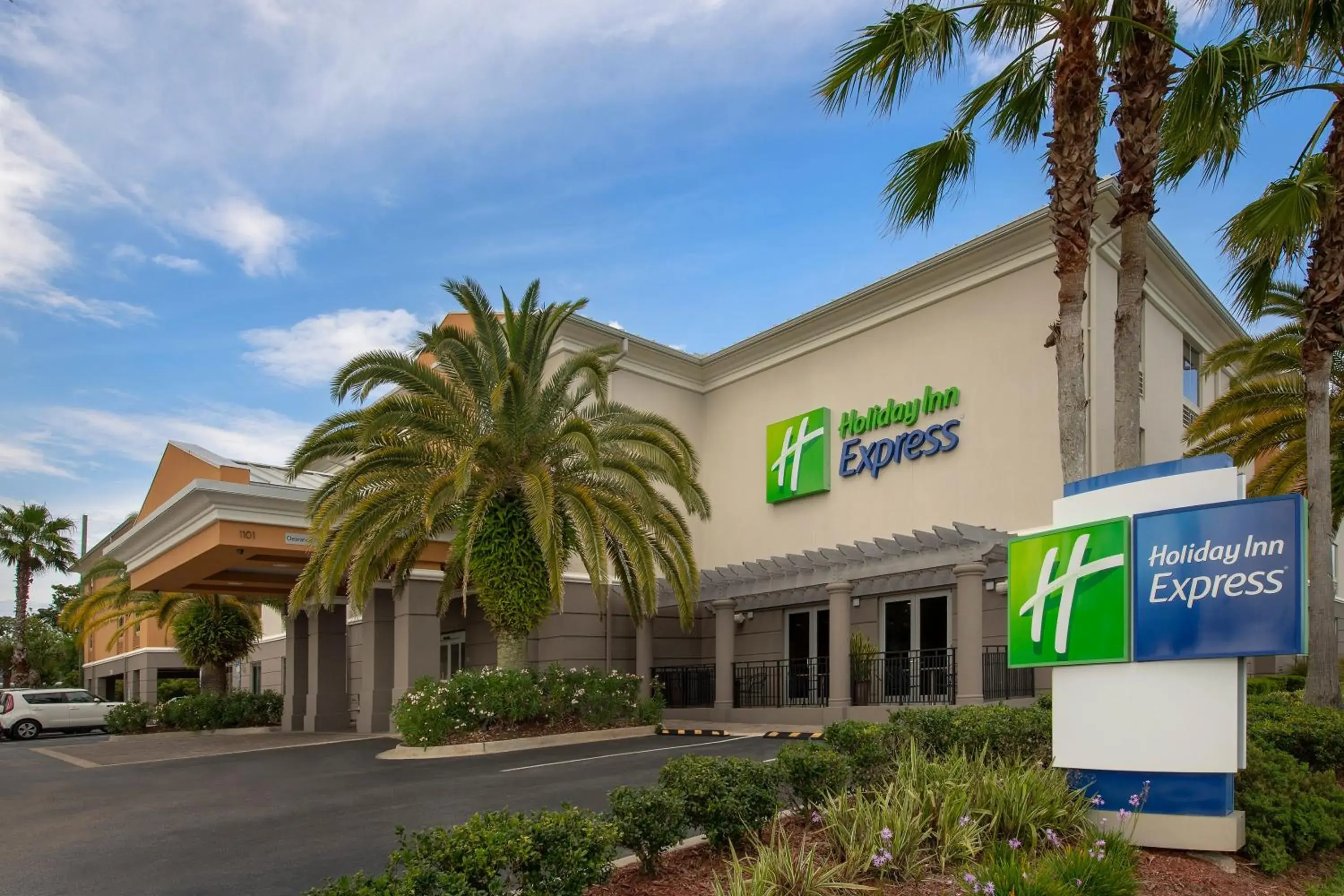 Property building in Holiday Inn Express Jacksonville Beach by IHG Property building in Holiday Inn Express Jacksonville Beach by IHG
