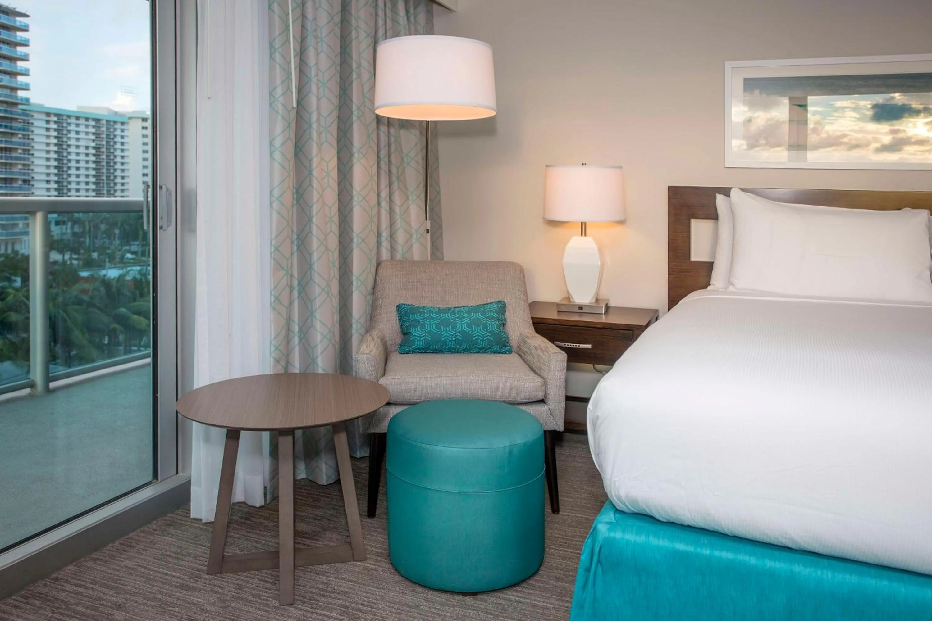 Living room, Bed in DoubleTree Resort Hollywood Beach